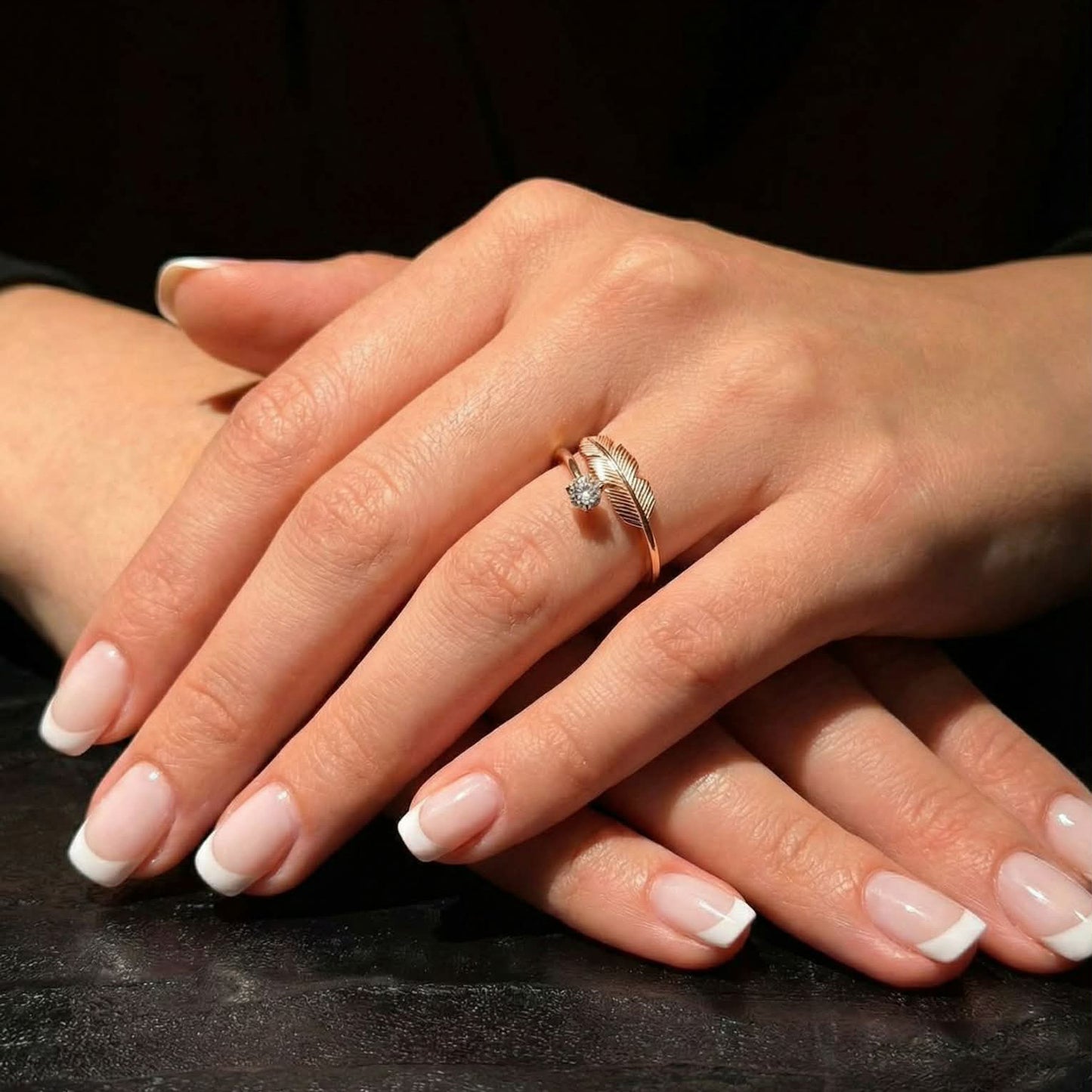 Auksinis žiedas su lapu ir cirkoniu