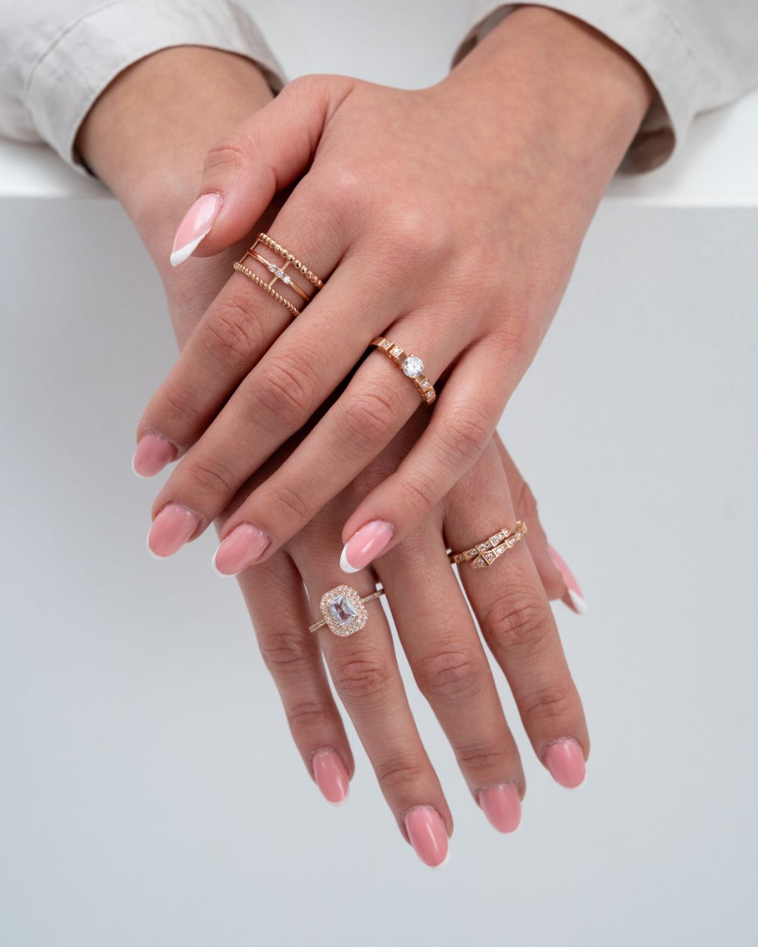 Rožinio aukso žiedas su geometrinėmis detalėmis ir cirkoniais