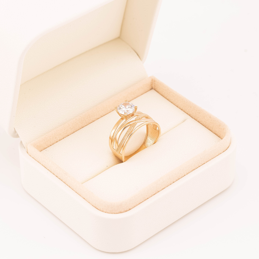 Auksinis žiedas su pynimo raštu ir spindinčiu akmeniu centre