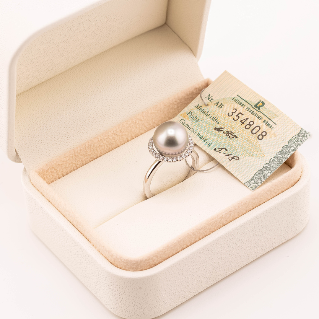 Balto aukso žiedas su perlu ir briliantais