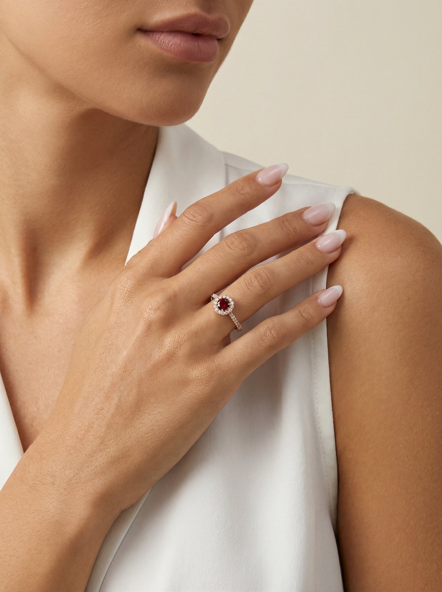 Auksinis "Halo" žiedas su granatu