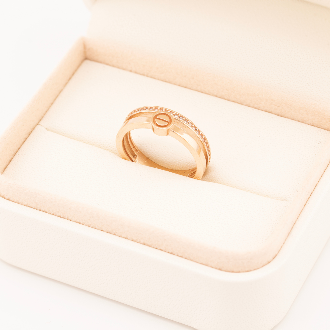 Raudono aukso žiedas su dviem lygiagrečiomis juostomis – viršutinė puošta cirkoniais, apatinė su minimalistiniu apskritimu centre