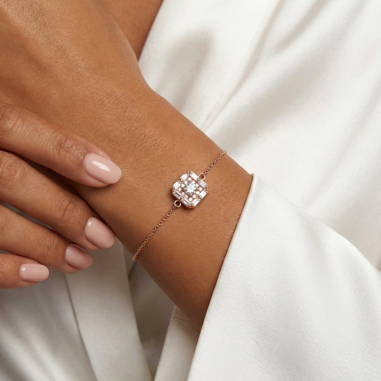 „Stella“ raudono aukso apyrankė su apvaliu spindinčiu akcentu