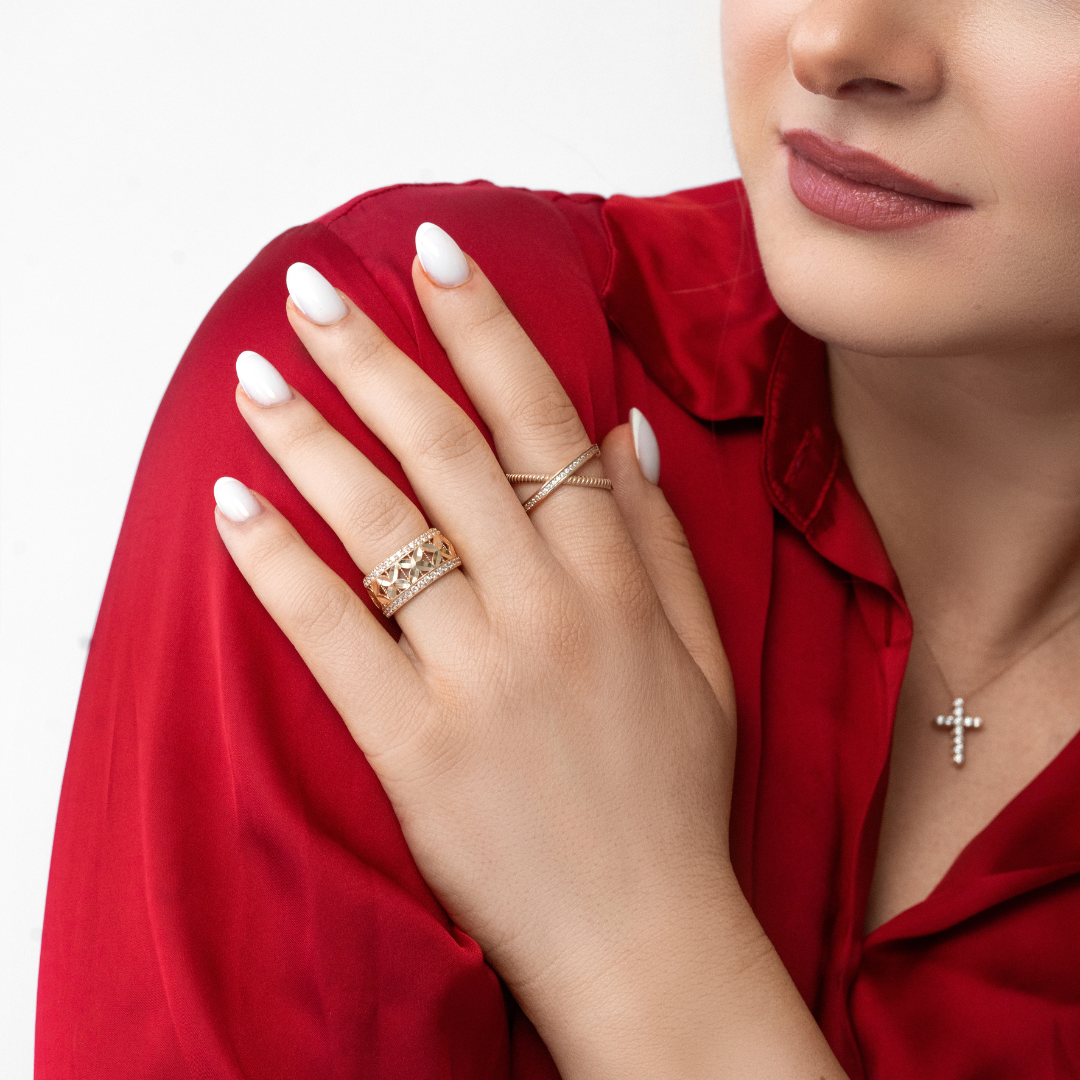 Platus raudono aukso žiedas su graviruotu raštu ir cirkonio akmenimis