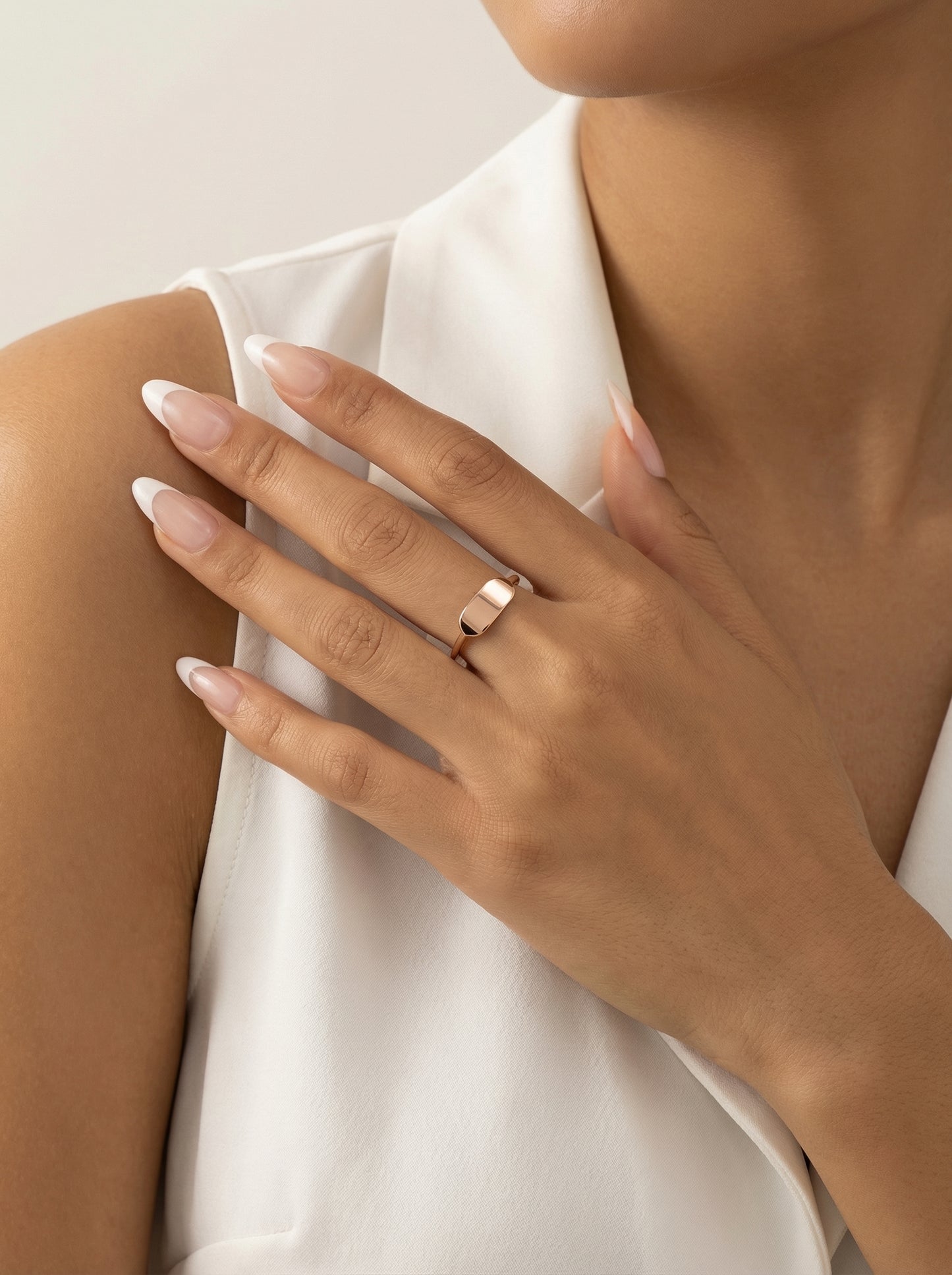 Personalizuojamas auksinis žiedas su graviravimo plokštele PMZ165