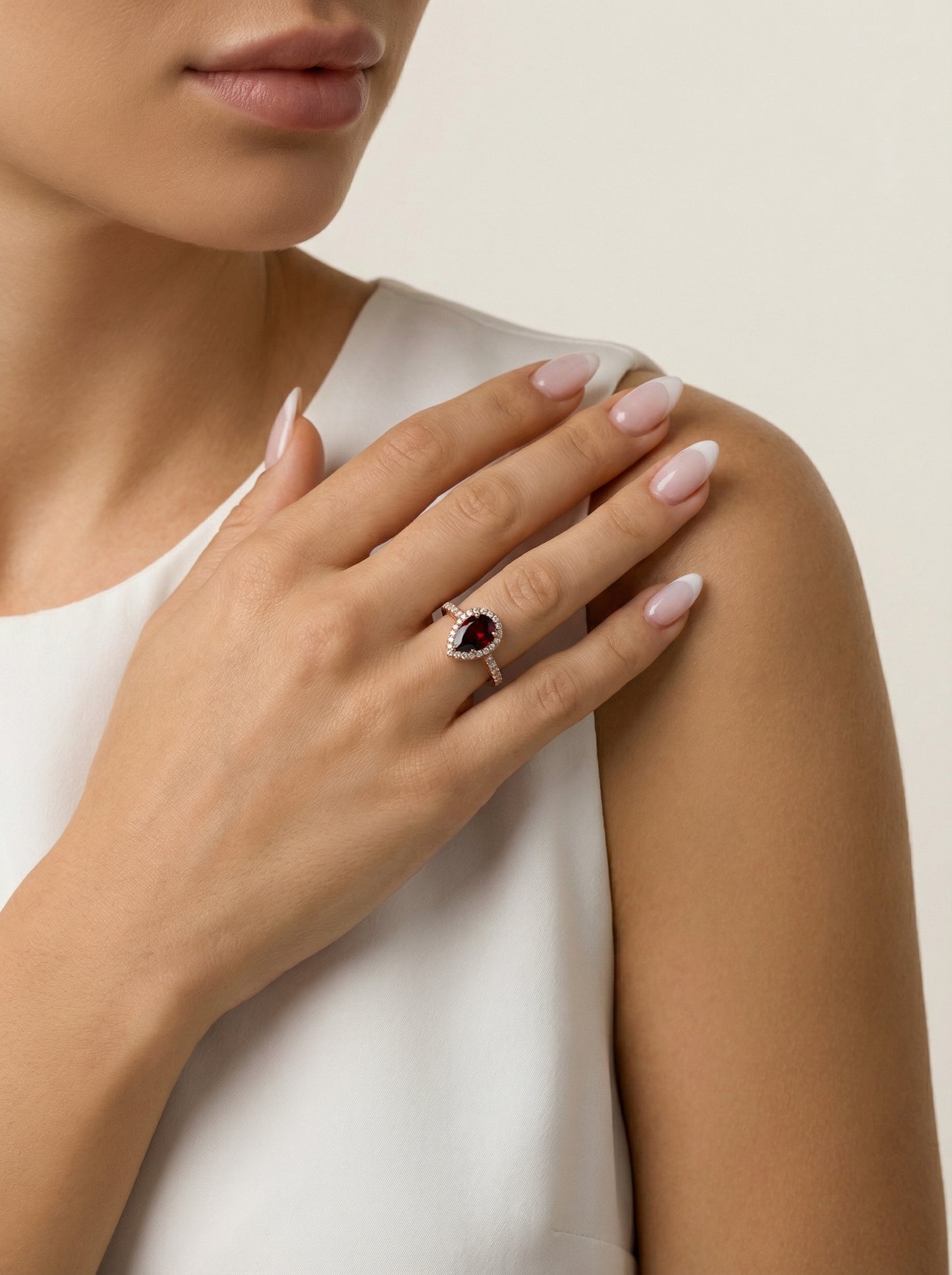 Auksinis lašo formos žiedas su granatu