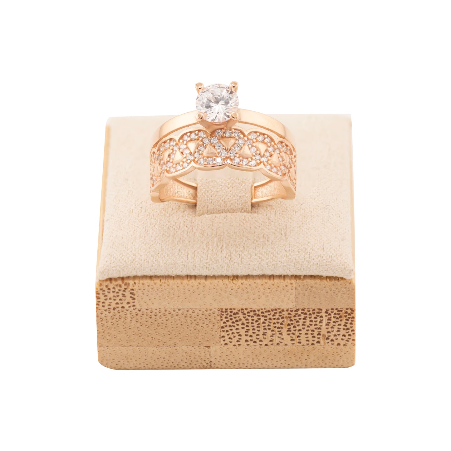 Rožinio aukso žiedas su centriniu cirkoniu ir dekoratyviniu ažūriniu raštu iš smulkių cirkonių