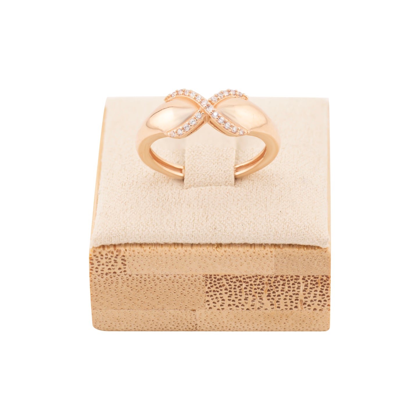 Rožinio aukso žiedas su švelniai išlenktu bangos formos akcentu, puoštas smulkiais cirkoniais