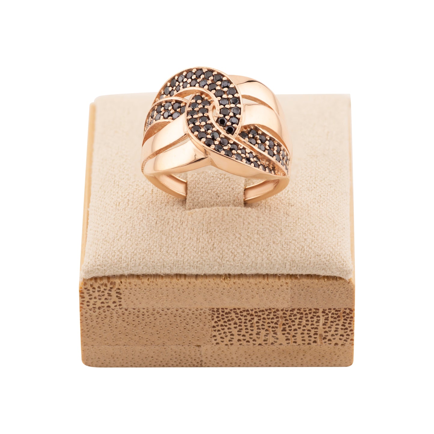 Rožinio aukso žiedas su pynės formos dizainu ir juodais cirkoniais inkrustuotomis juostomis