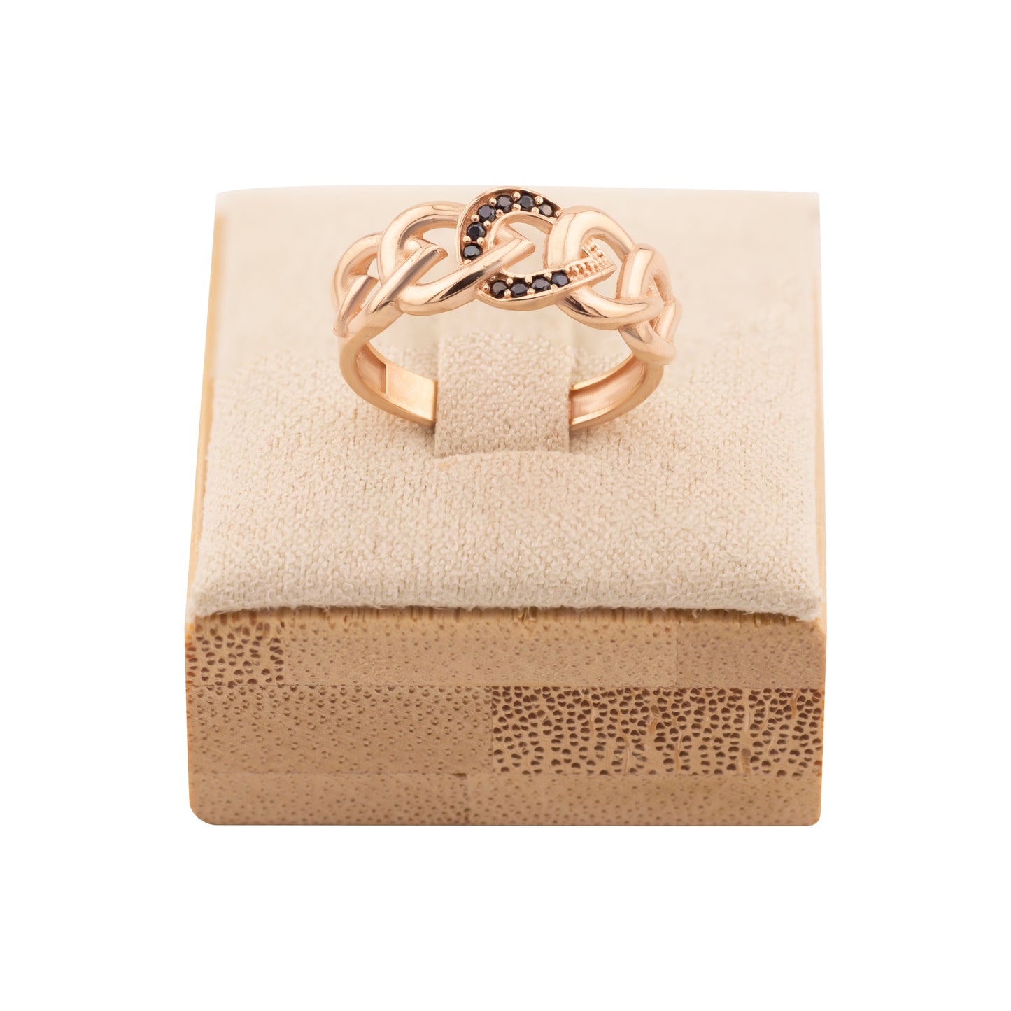 Raudono aukso žiedas su pynės formos juosta ir širdies motyvu, dekoruotu juodais cirkoniais