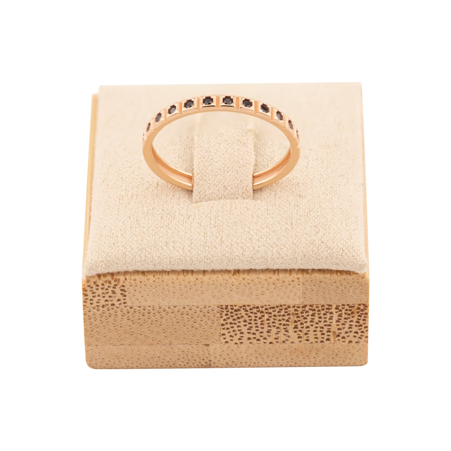 Rožinio aukso žiedas su įstatytais juodais cirkoniais kvadratinėse nišose aplink visą juostą