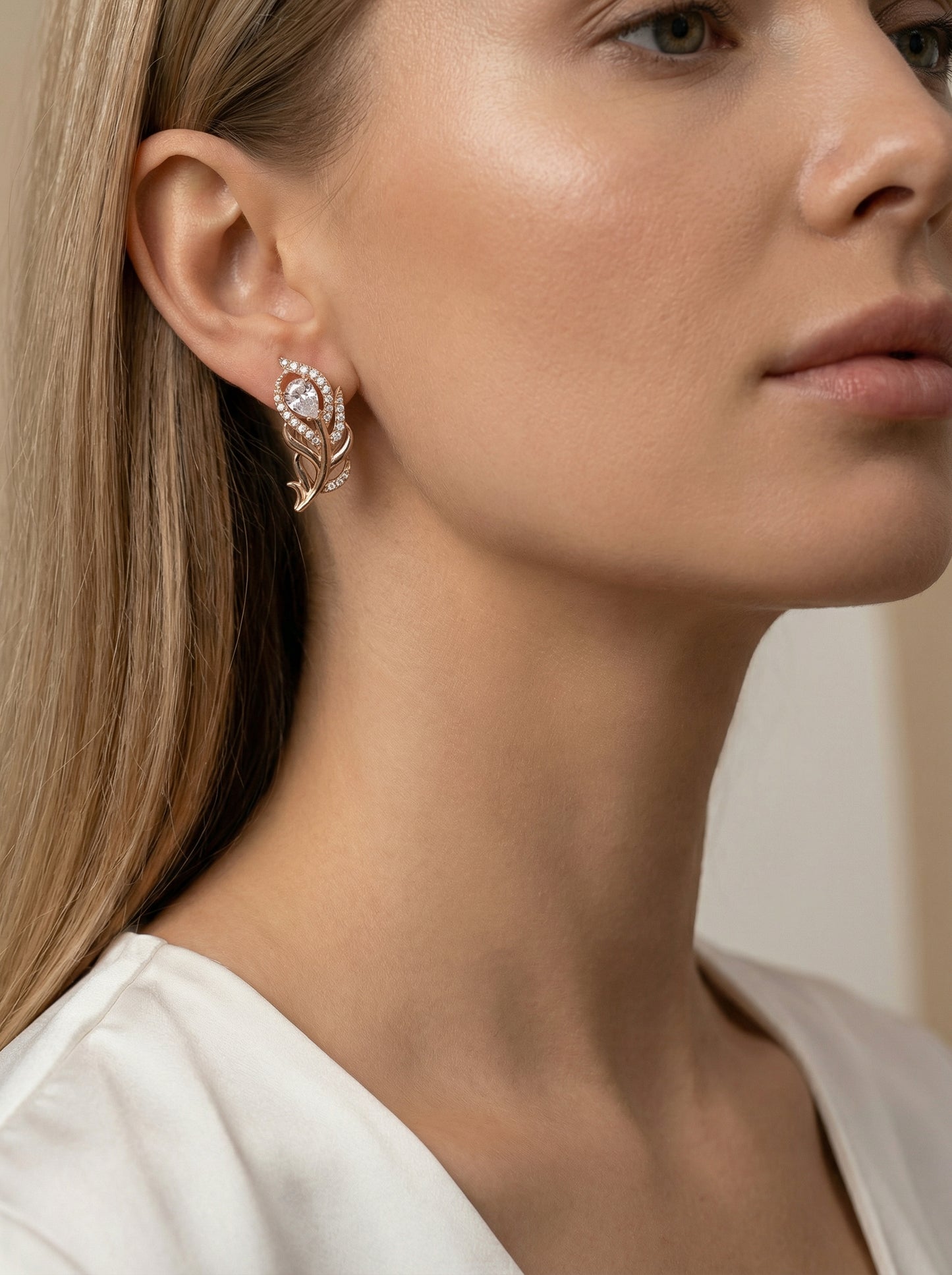 Plunksnų formos auksiniai auskarai AUM103