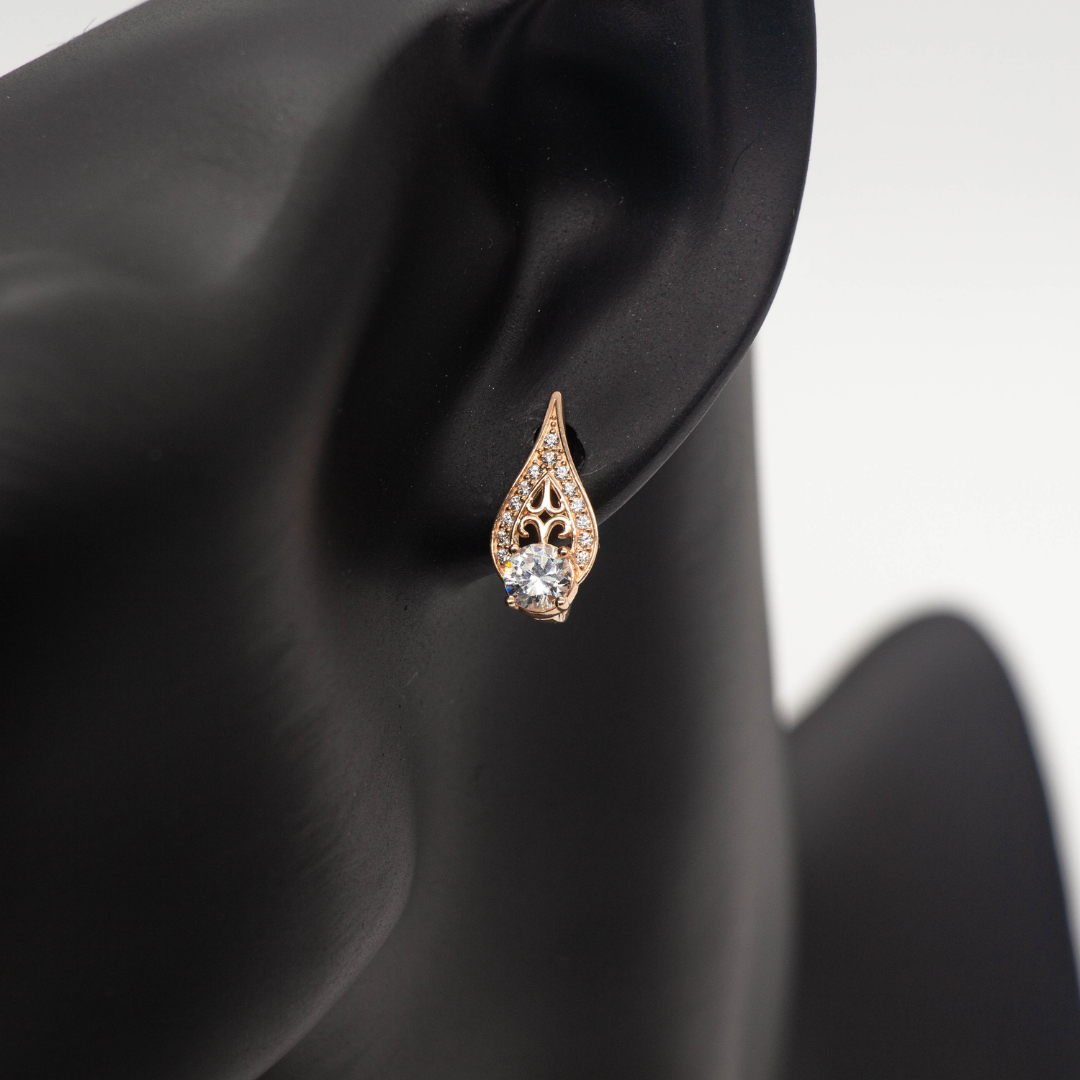 Svoris: ~3.83g
Akmenys: cirkoniai
Praba: 585 Auksas