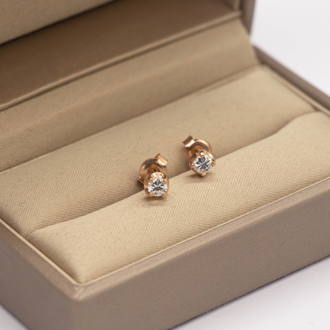 Standartiniai auksiniai auskarai adatėlės su cirkoniu – tai universalus pasirinkimas, kuris puikiai tinka bet kokiai progai. Pagaminti iš 585 prabos aukso, šie auskarai yra maži, lengvi ir elegantiški, todėl juos patogu dėvėti kasdien. Svoris apie 1.30g.