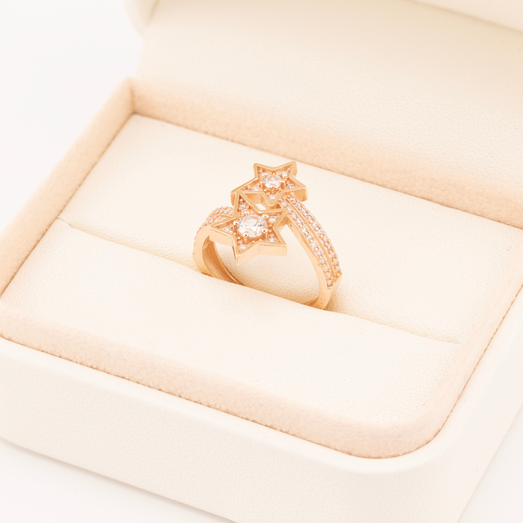 Rožinio aukso atviras žiedas su dviem žvaigždės formos akcentais, inkrustuotais cirkoniais