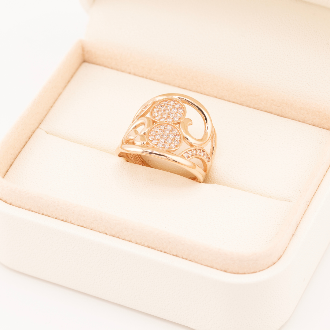 Raudono aukso žiedas su ažūriniu ornamentu ir daug mažų cirkonio akmenų