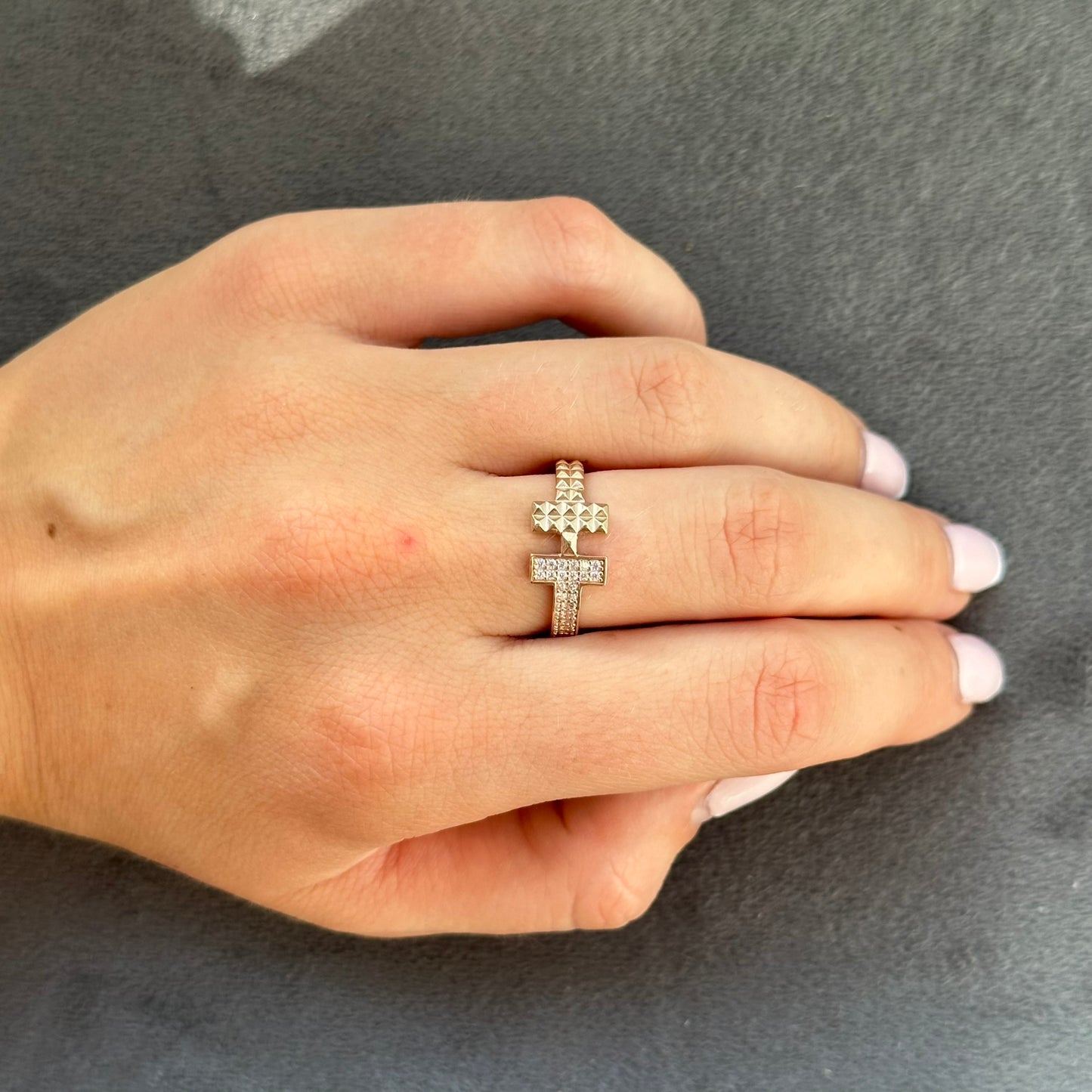 Auksinis žiedas, pagamintas iš 585 raudonojo aukso, sveria apie 2.56 g ir žavi savo moderniu H formos minimalistiniu dizainu. Papuoštas spindinčiais cirkoniais, šis žiedas suteikia elegancijos ir rafinuotumo, išryškindamas kiekvieną detalę. H forma simbolizuoja harmoniją ir stabilumą.