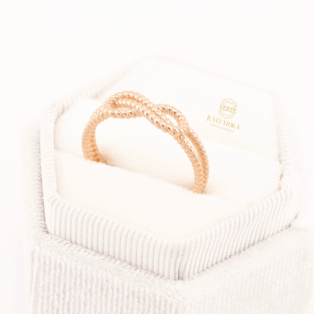 Auksinis žiedas, pagamintas iš 585 raudonojo aukso, žavi savo unikaliu, begalybės formos, pintu dizainu. Jo subtilios linijos ir elegantiška forma simbolizuoja amžiną meilę ir ryšį, o pintas raštas suteikia žiedui dinamiškumo ir išskirtinumo. Svoris yra apie 2.35 g, todėl jis patogus ir lengvas, puikiai tinkantis kasdieniam dėvėjimui. Šis žiedas yra ne tik stilingas aksesuaras, bet ir prasmingas simbolis, kuris praturtins bet kokį įvaizdį.