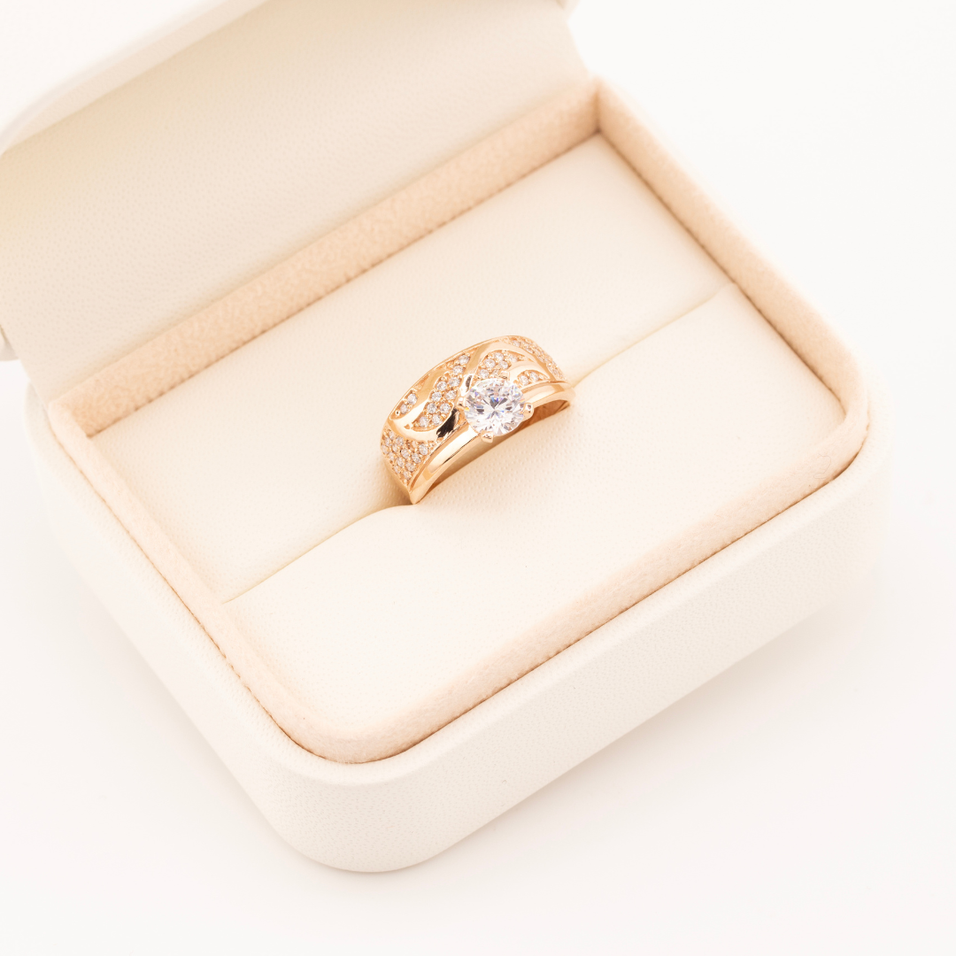 Auksinis žiedas su bangelėmis ir mažais cirkoniais