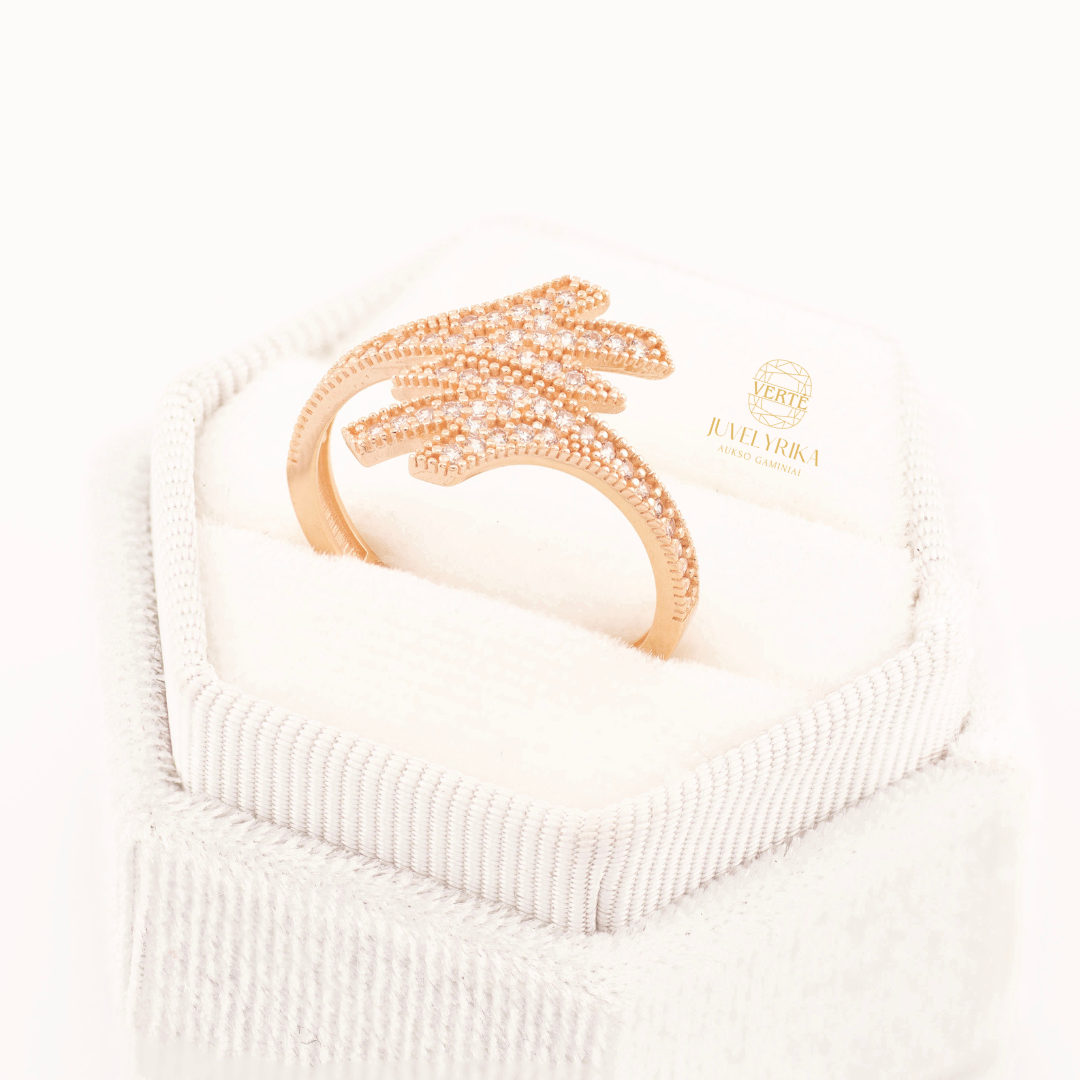 Šis unikalus meninio dizaino žiedas, pagamintas iš 585 raudonojo aukso, sveria apie 2.52g ir žavi savo išskirtine forma. Papuoštas blizgančiais cirkoniais, jis sukuria nepakartojamą vizualinį efektą, kuris išsiskiria bet kuriame kontekste. Jo meninė struktūra leidžia žiedui tapti ne tik papuošalu, bet ir tikru meno kūriniu, kuris puikiai pabrėžia Jūsų asmeninį stilių. Šis žiedas idealiai tinka tiems, kurie vertina kūrybiškumą ir nori išsiskirti iš minios, suteikdamas elegancijos bet kokiai progai.