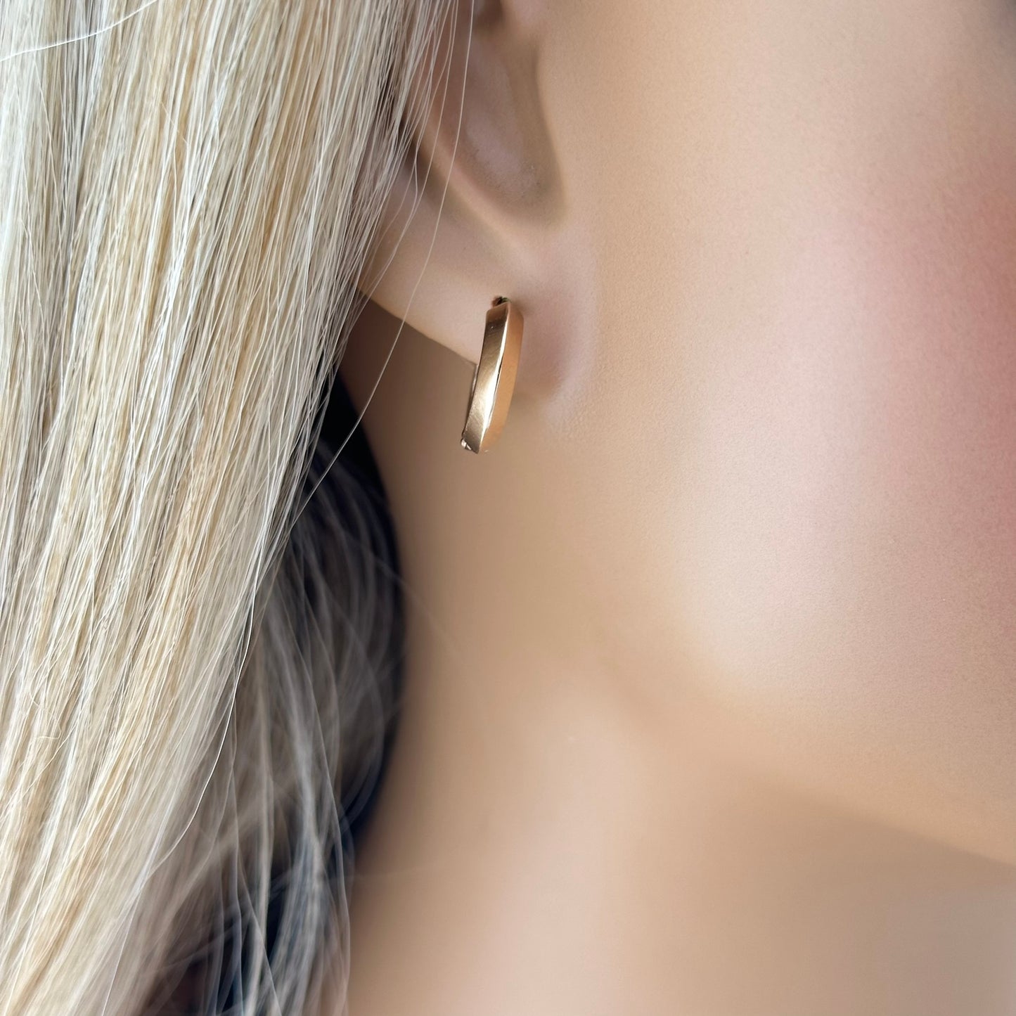 Šios nuostabios apvalios auksinės auskarų rinkutės, pagamintos Lietuvoje, sveria apie 2.98 g ir yra pagamintos iš aukštos kokybės 585 prabos raudonojo aukso. Su anglišku užsegimu, šie auskarai yra patogūs ir saugūs, o jų elegantiškas apvalus dizainas puikiai tinka įvairioms progoms.