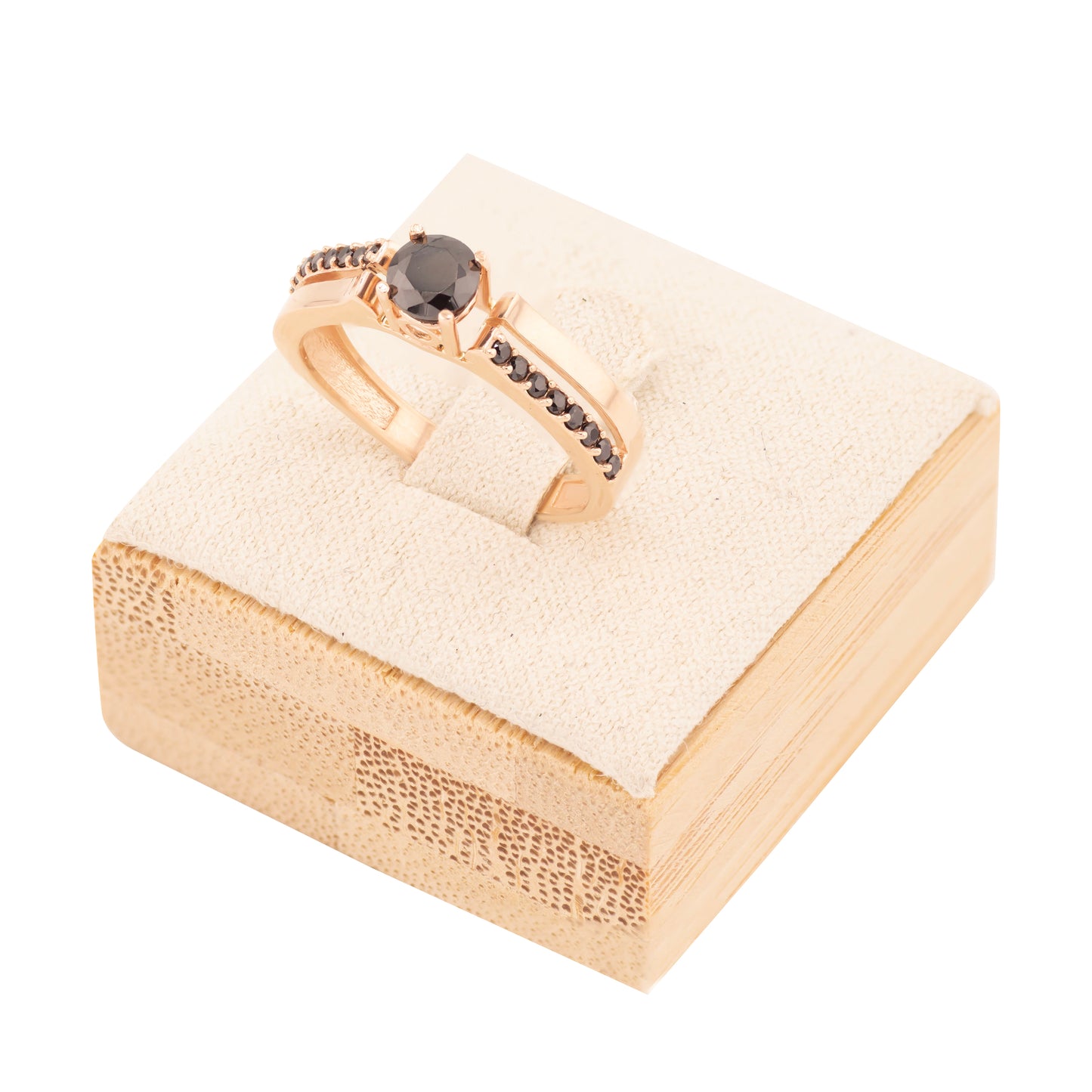 Rožinio aukso žiedas su vienu dideliu centriniu cirkoniu ir dviem šoninėmis juostomis iš smulkių cirkonių