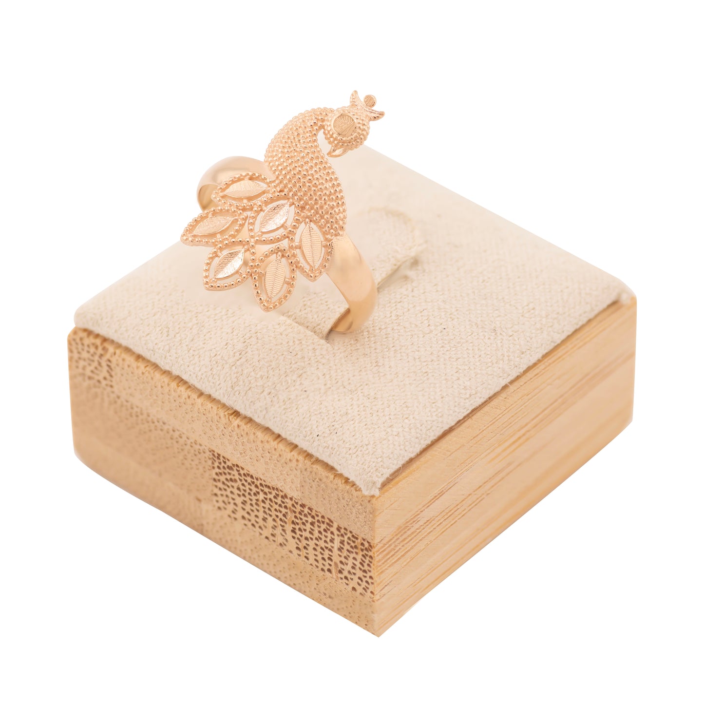 Rožinio aukso žiedas su dekoratyviniu povo siluetu ir ažūrinėmis uodegos plunksnomis