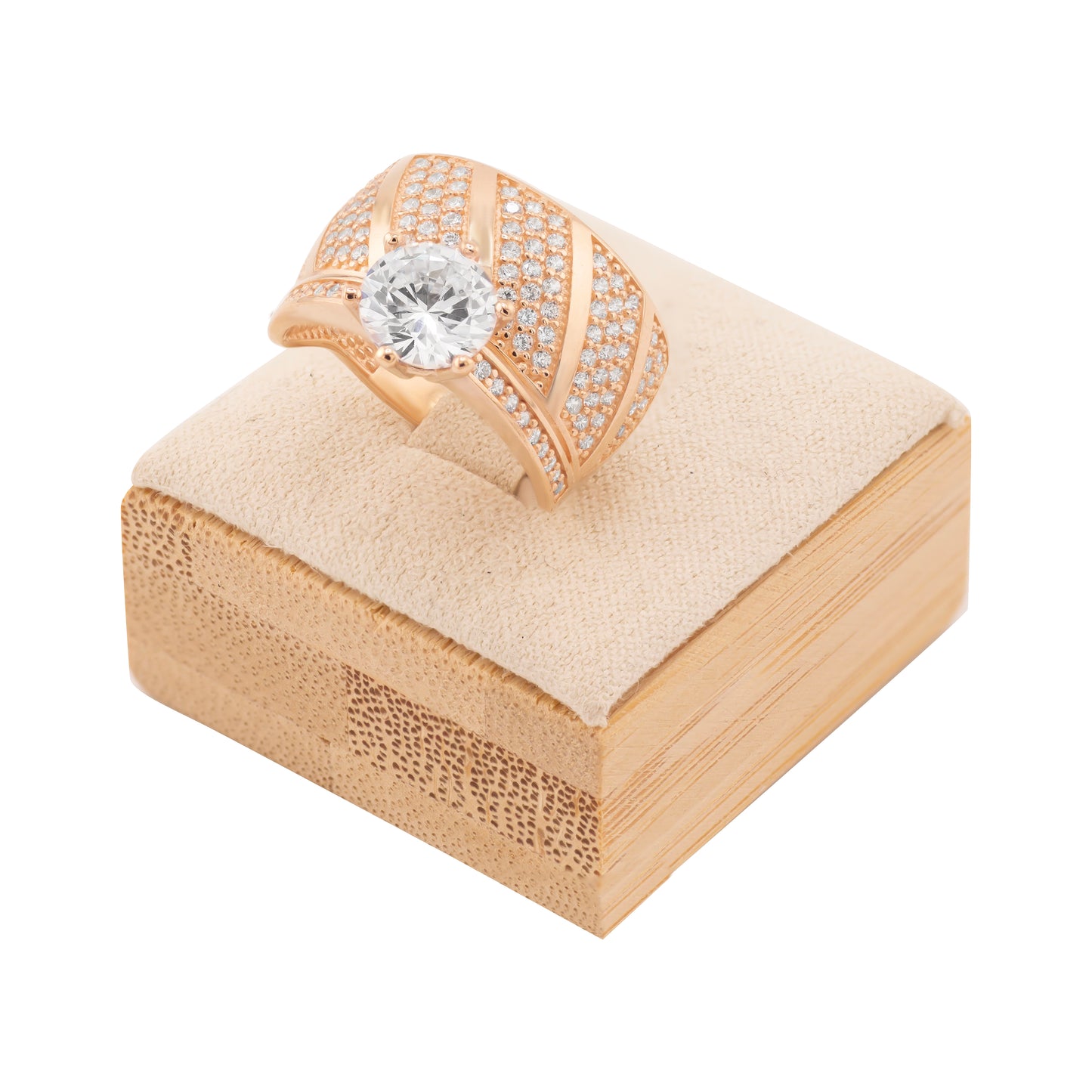 Platus rožinio aukso žiedas su įstrižomis cirkonių juostomis ir stambiu centriniu skaidriu cirkoniu