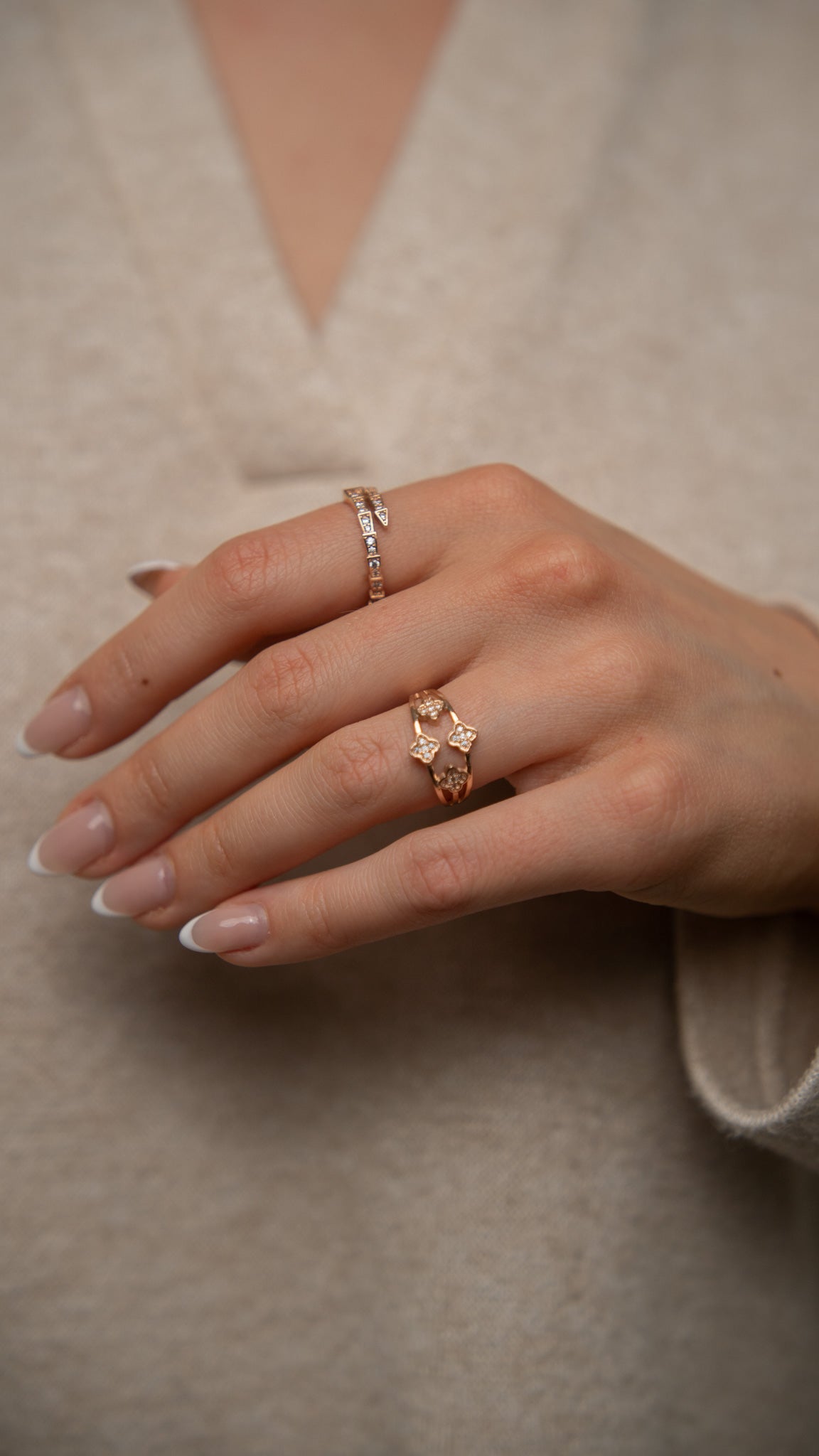 Rožinio aukso žiedas su keturiais kryželio formos baltais cirkoniais puoštomis detalėmis