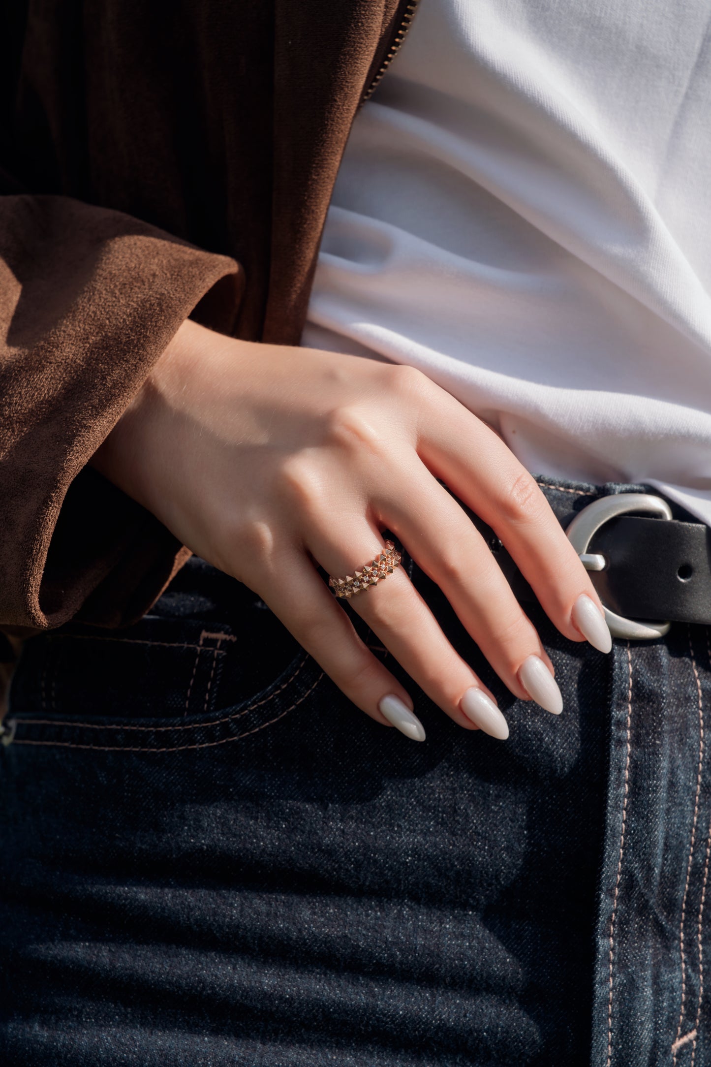 Auksinis žiedas su piramidės formos elementais DMZ161