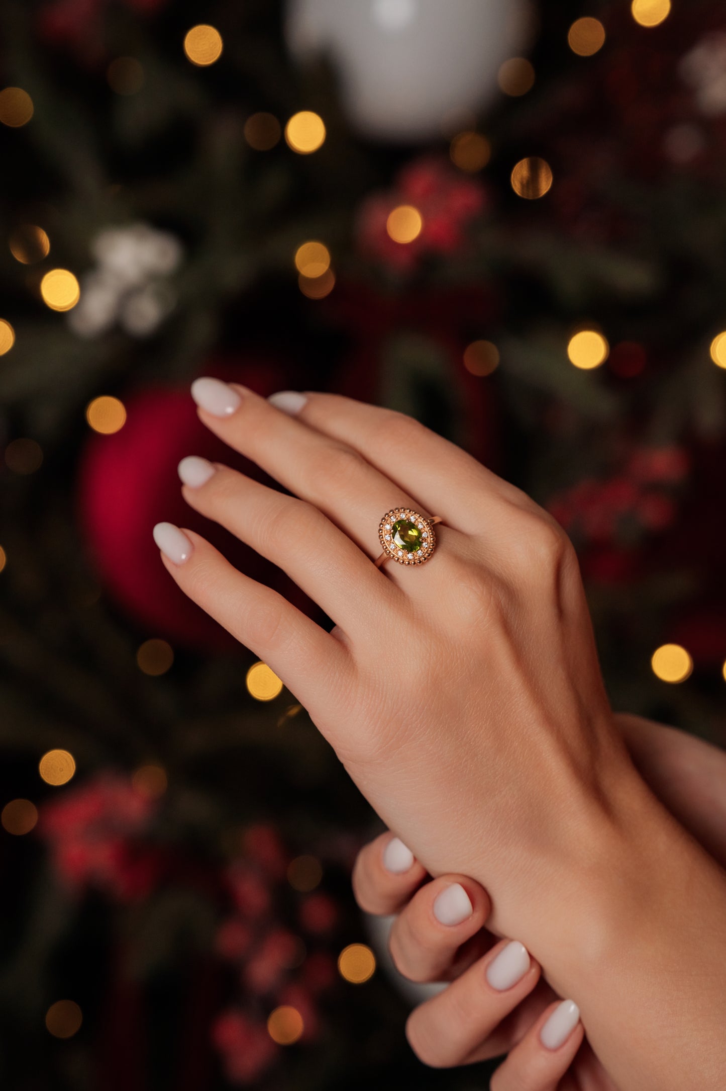 Auksinis žiedas su natūraliais akmenimis ir cirkoniais NAZ104