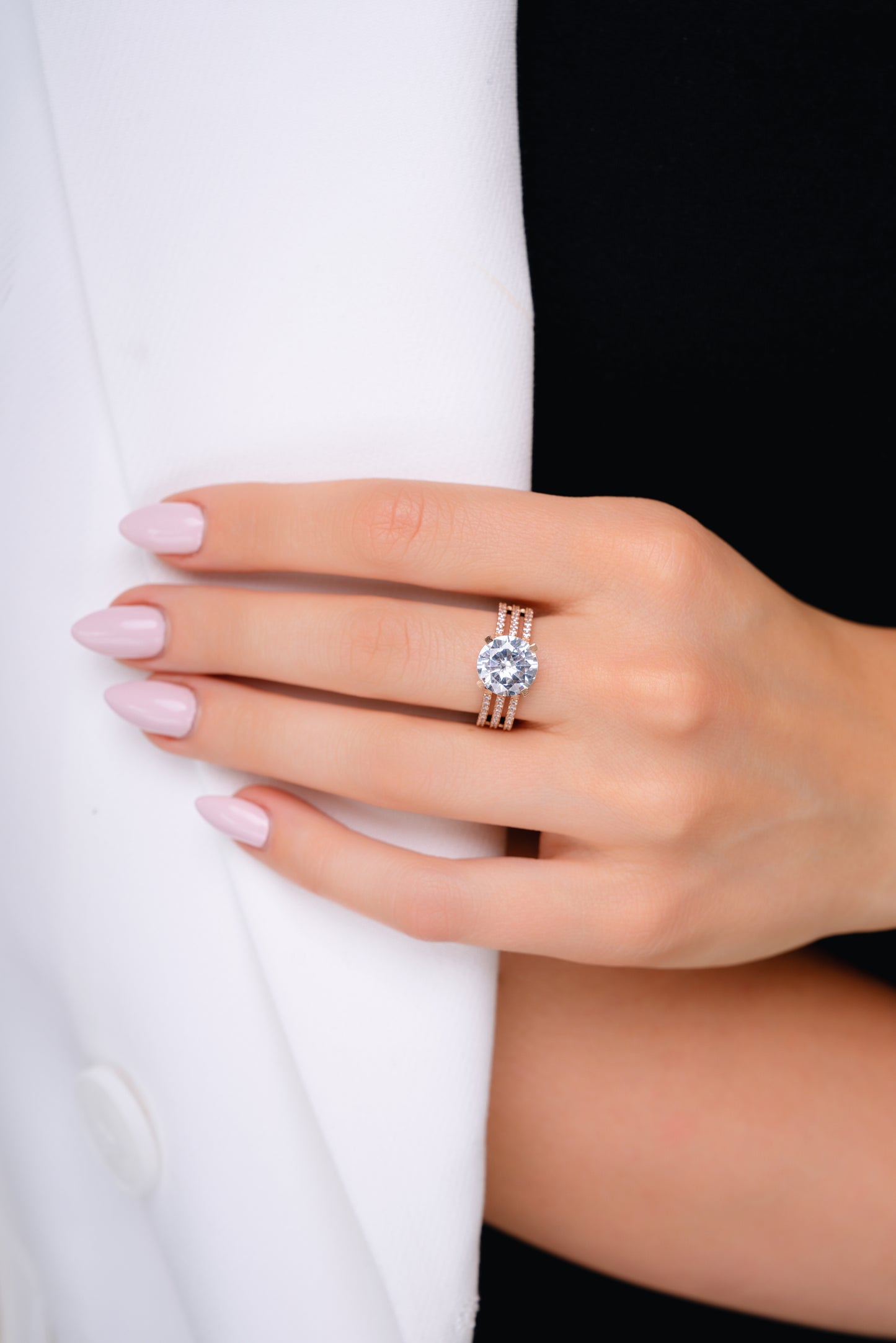 Auksinis žiedas su cirkoniais DMZ107