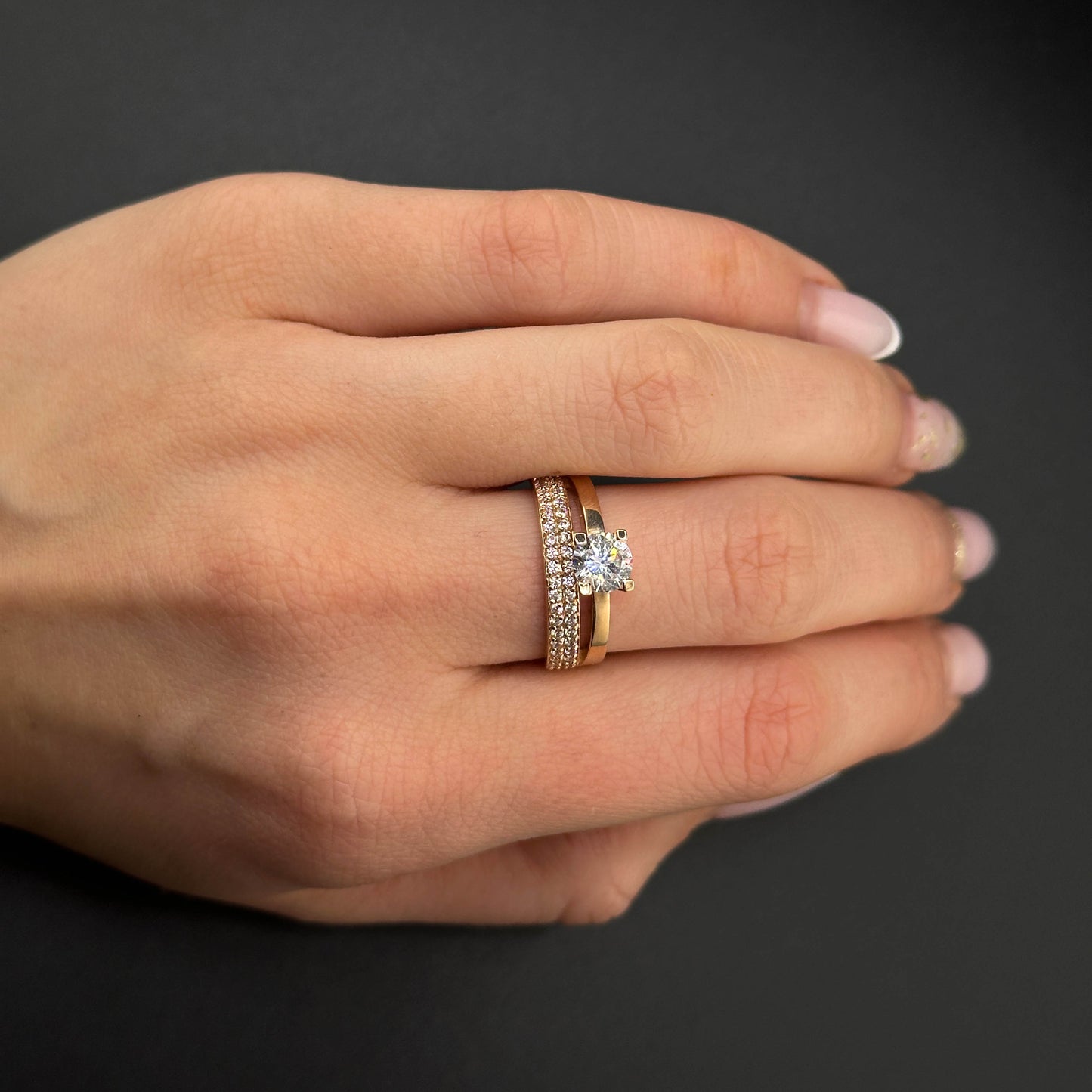 Rožinio aukso žiedas su stambiu centriniu cirkoniu ir dviguba apatine juosta, puošta smulkiais cirkoniais