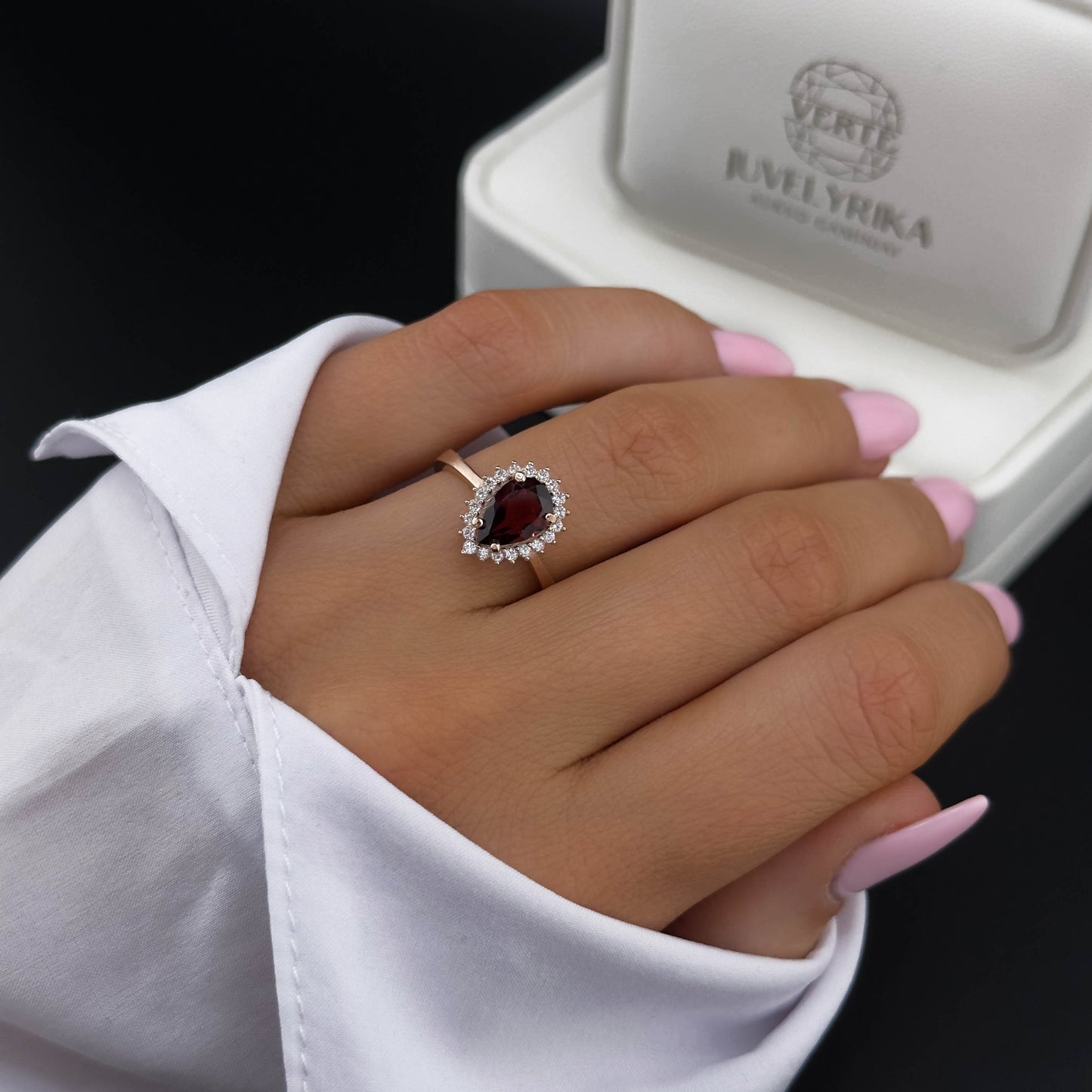 Auksinis žiedas su granatu ir cirkoniais NAZ101