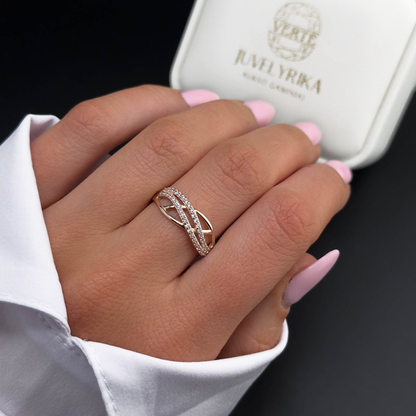 Rožinio aukso žiedas su dviem baltais cirkoniais puoštomis susikertančiomis linijomis