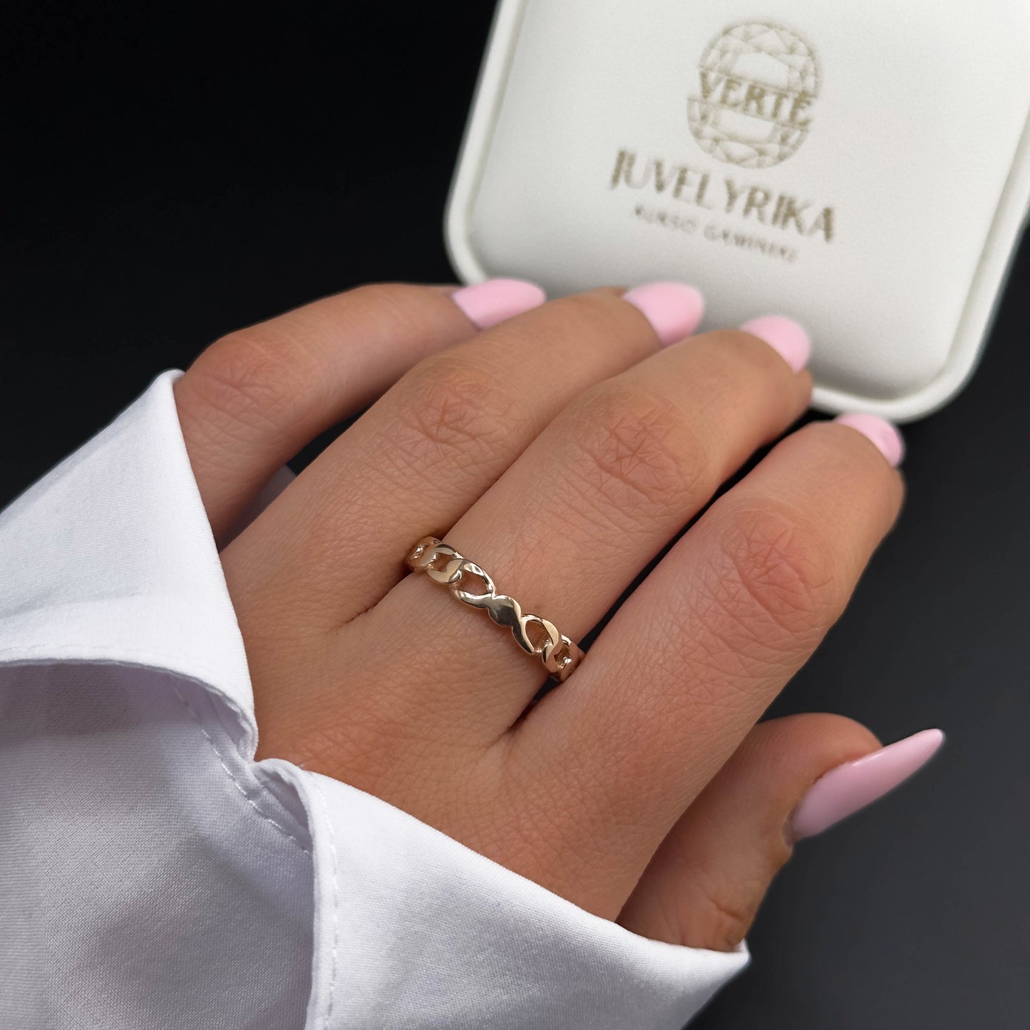 Rožinio aukso žiedas atvira forma su grandinėlės dizainu