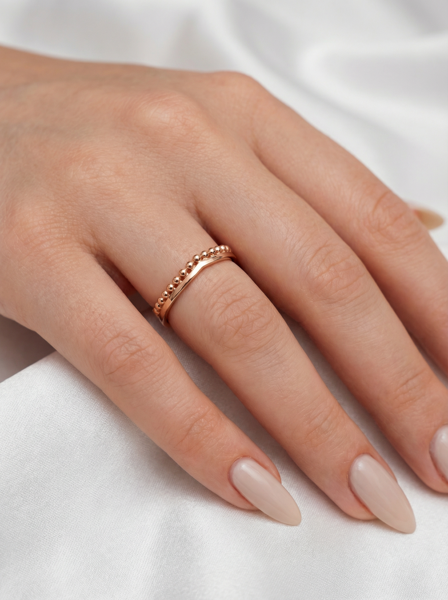 Auksinis V formos žiedas su karoliukų dekoru PMZ147