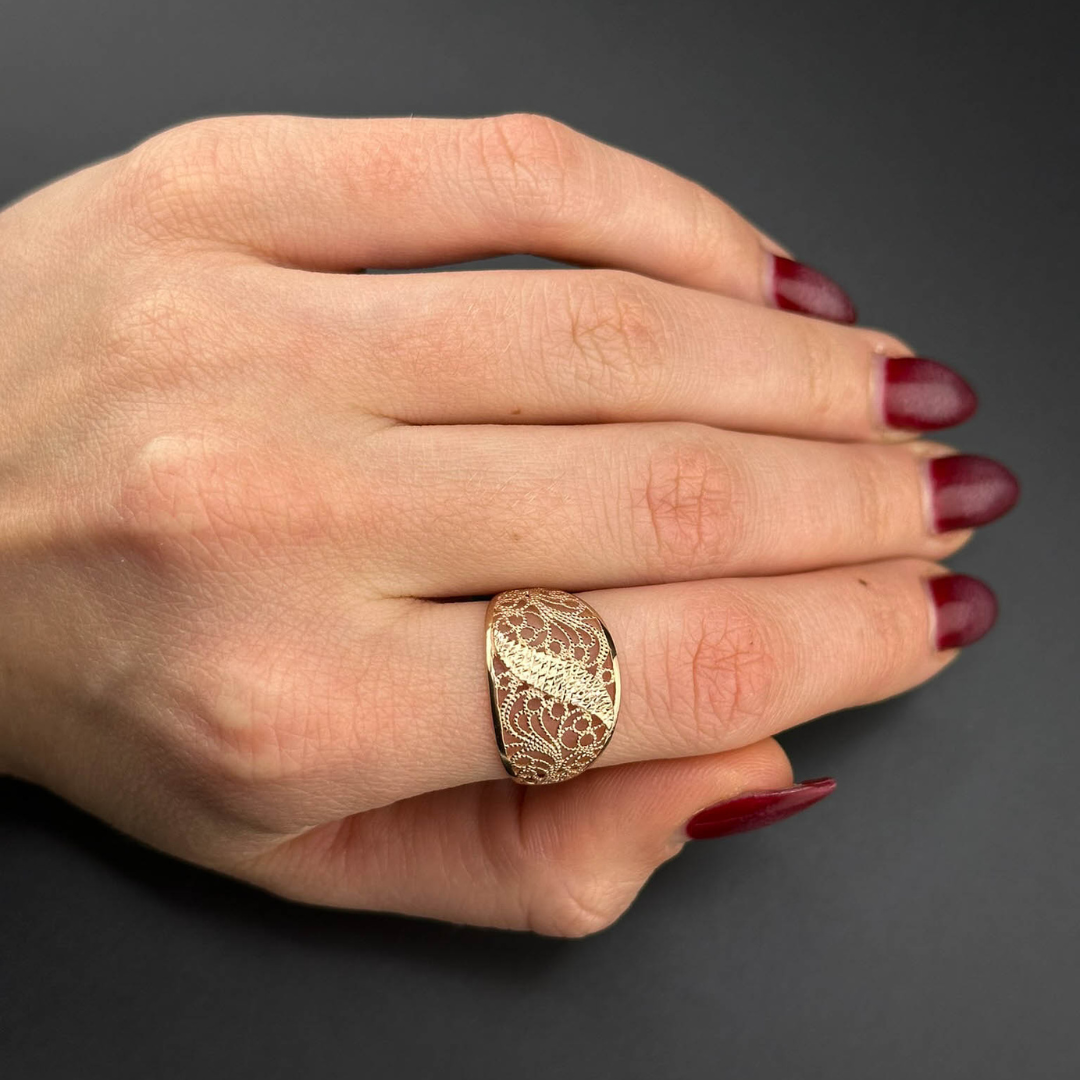 Ažūrinis klasikinio stiliaus žiedas su lengvu ornamentu