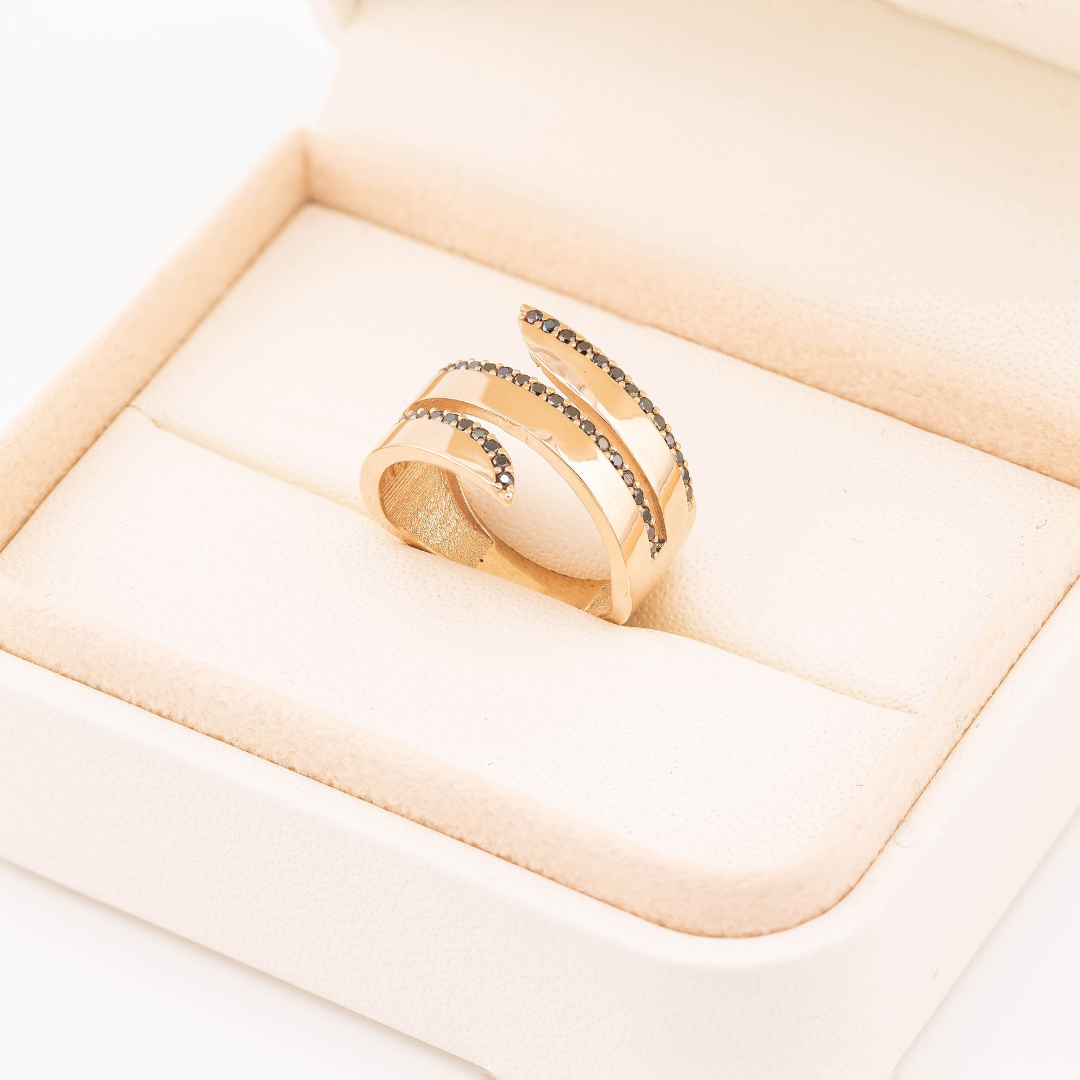 Raudono aukso žiedas su juodais cirkoniais ir trimis lenktomis juostomis