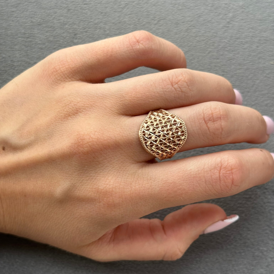 Rožinio aukso žiedas su ažūriniu geometriniu raštu, primenančiu pynimą ar tinklelį