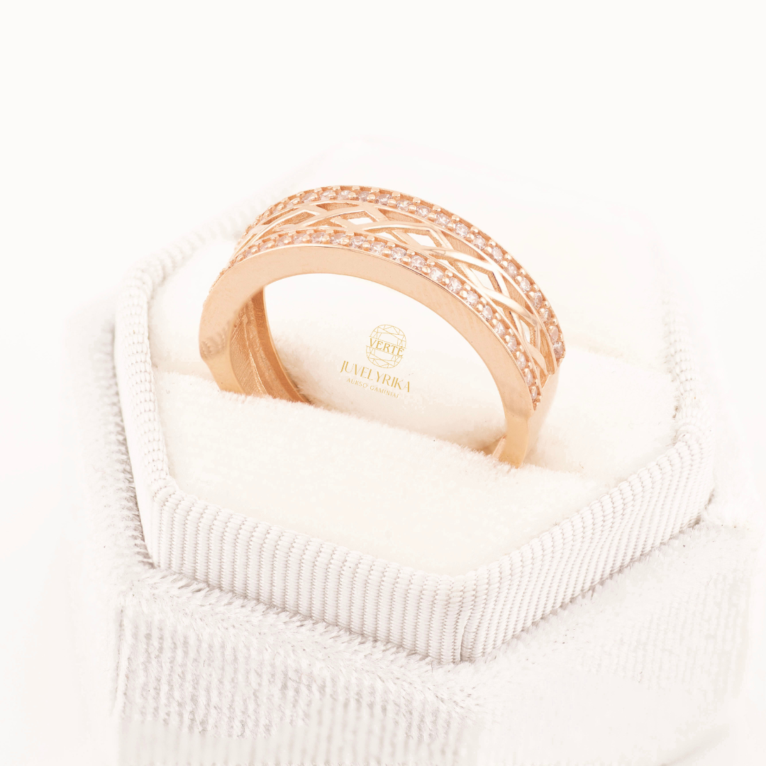 Rožinio aukso žiedas su rombo formos ažūriniu raštu centre ir dviem blizgiomis cirkonių eilėmis viršuje bei apačioje