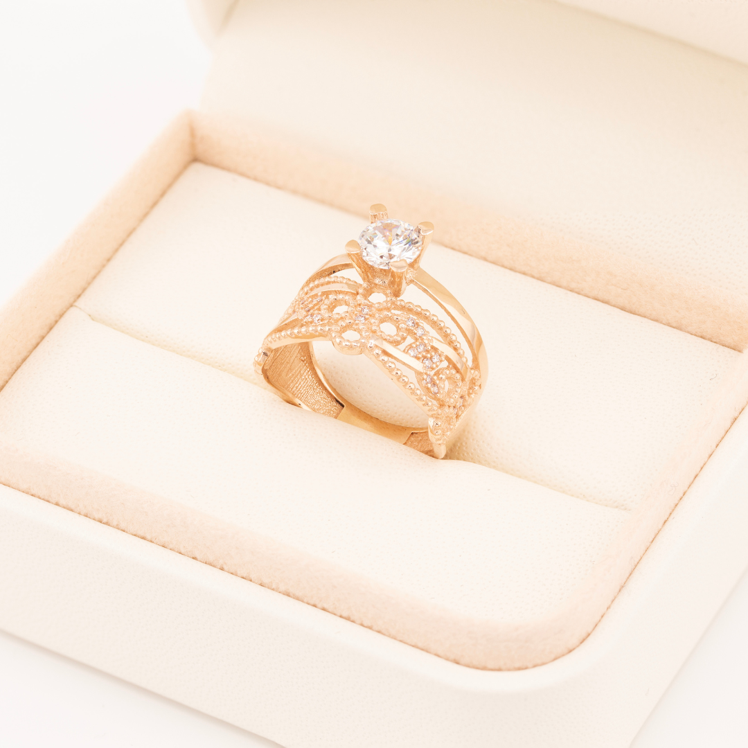 Ažūrinis auksinis žiedas su dideliu centriniu cirkoniu