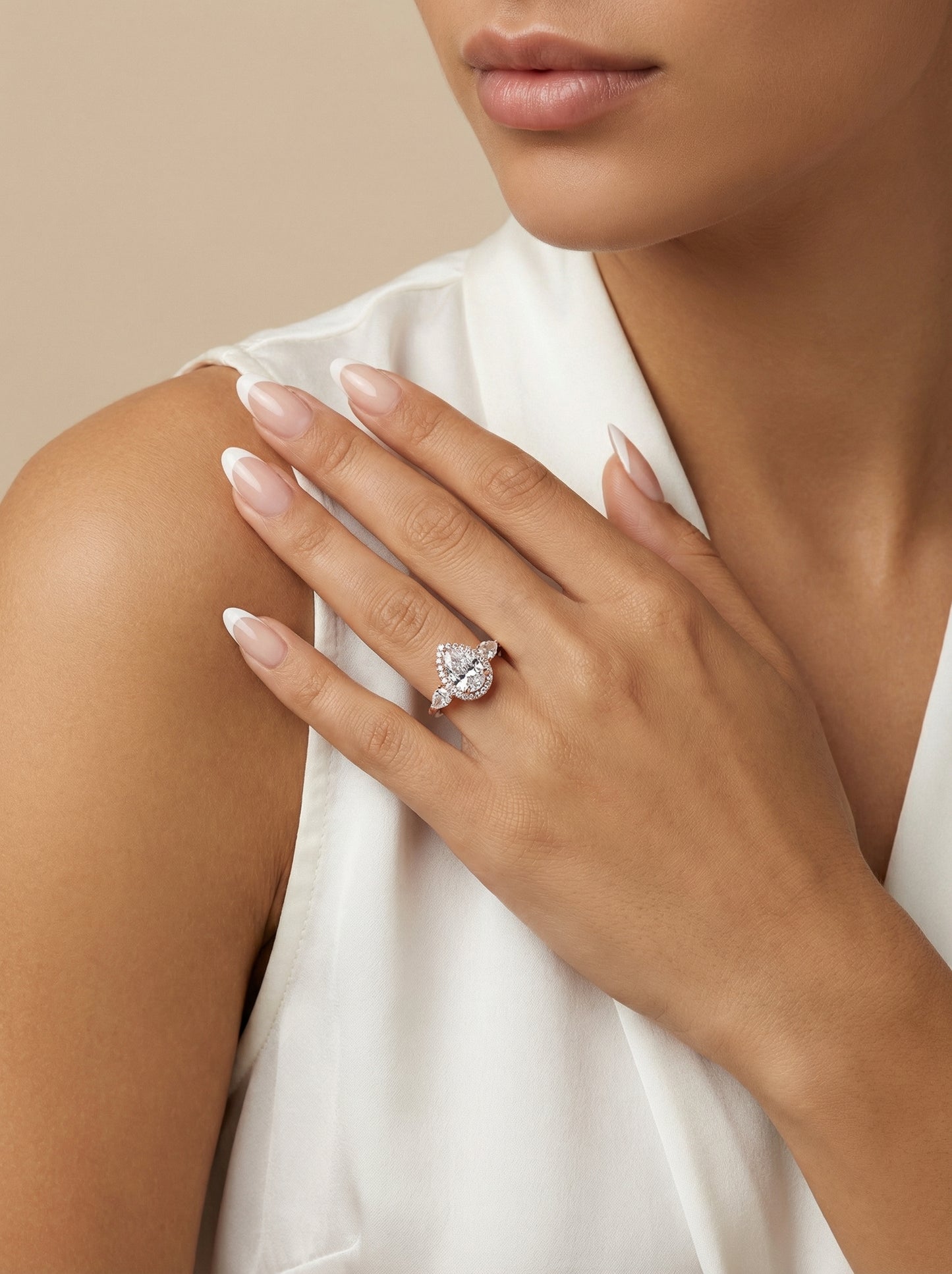 Auksinis lašo formos žiedas su cirkoniais