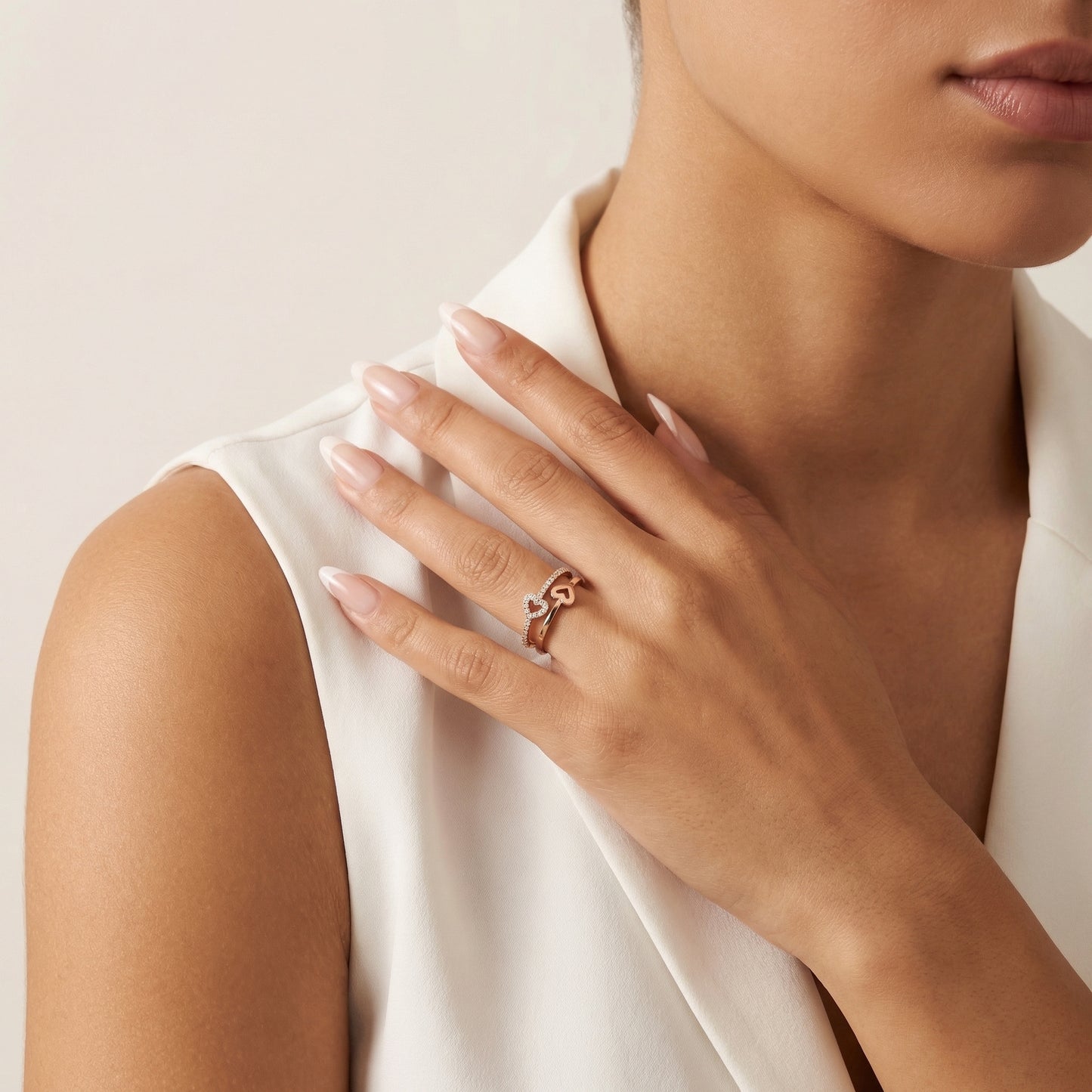 Auksinis žiedas su širdelėmis PMZ119