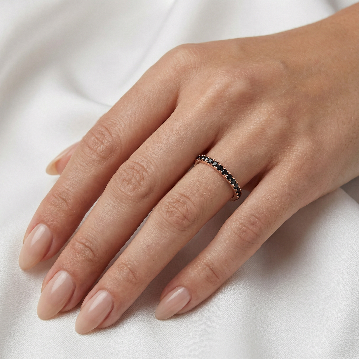 Auksinis žiedas su juodais cirkoniais AUD0035