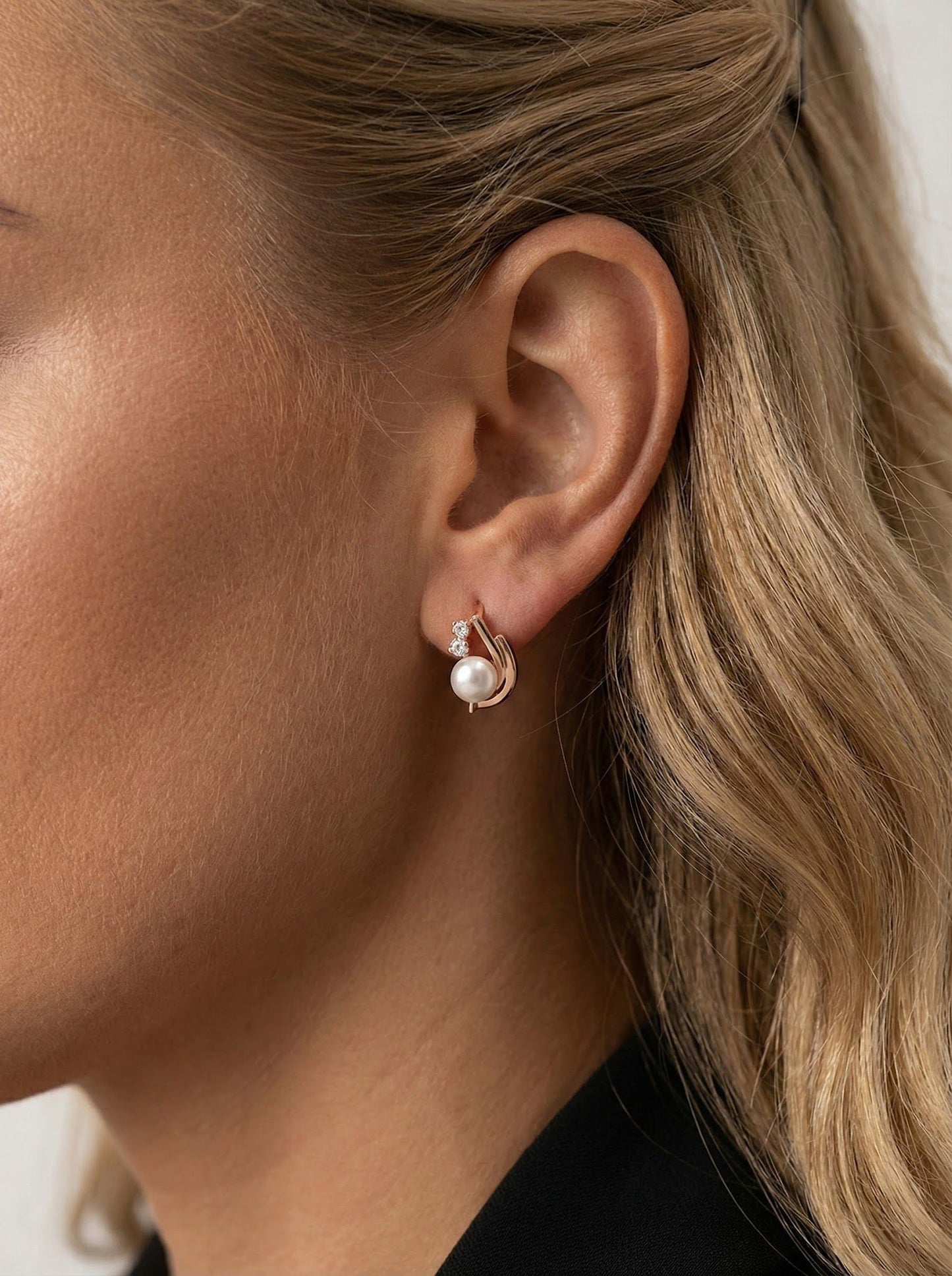 Auksiniai auskarai su perlu AUM159