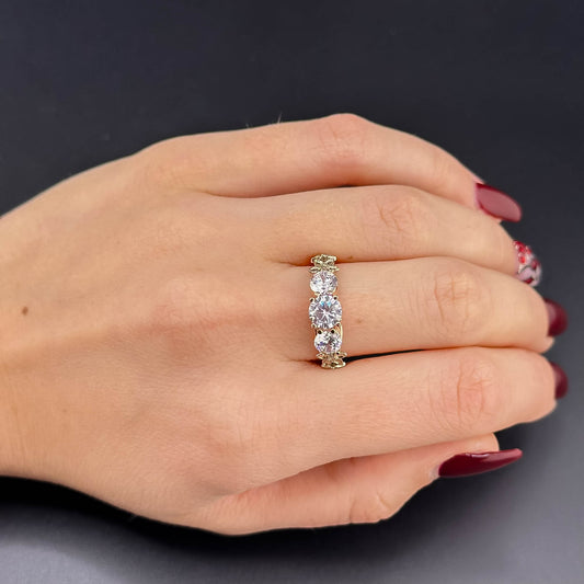 Šis 585 aukso žiedas, sveriantis apie 3.89 g, yra elegancijos ir prabangos simbolis. Žiedas išsiskiria ypatingu dviejų atspalvių deriniu – raudonas auksas ir subtilios balto aukso detalės iš šonų, kurios suformuotos į elegantiškas lapų formos figūras, suteikiančias unikalumo ir išskirtinio grožio.