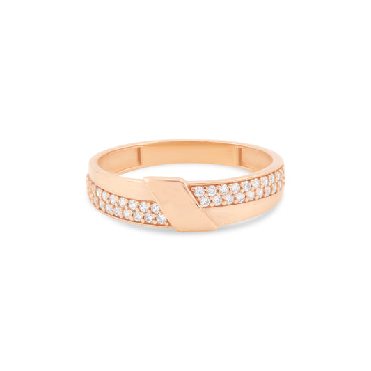 Modernus auksinis žiedas, pagamintas iš 585 raudonojo aukso, sveria apie 1.80 g ir yra puikiai dekoruotas spindinčiais cirkoniais. Jo minimalistinis dizainas suteikia elegancijos, o subtilus blizgesys puikiai derinasi su bet kokiu įvaizdžiu. Šis žiedas yra ideali pasirinkimas tiek kasdieniam dėvėjimui, tiek ypatingoms progoms, leisdamas jaustis stilingai ir patogiai kiekviename žingsnyje.