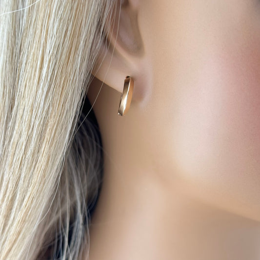 
Šios nuostabios apvalios auksinės auskarų rinkutės, pagamintos Lietuvoje, sveria apie 2.98 g ir yra pagamintos iš aukštos kokybės 585 prabos raudonojo aukso. Su anglišku užsegimu, šie auskarai yra patogūs ir saugūs, o jų elegantiškas apvalus dizainas puikiai tinka įvairioms progoms.