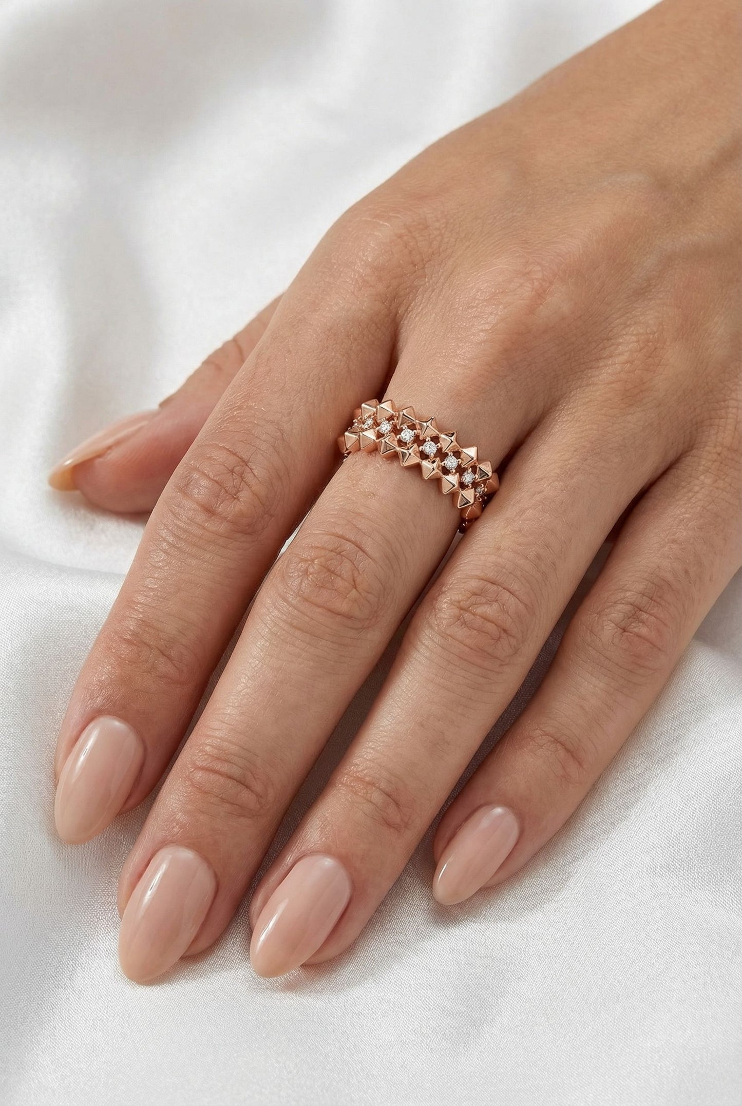 Auksinis žiedas su piramidės formos elementais DMZ161